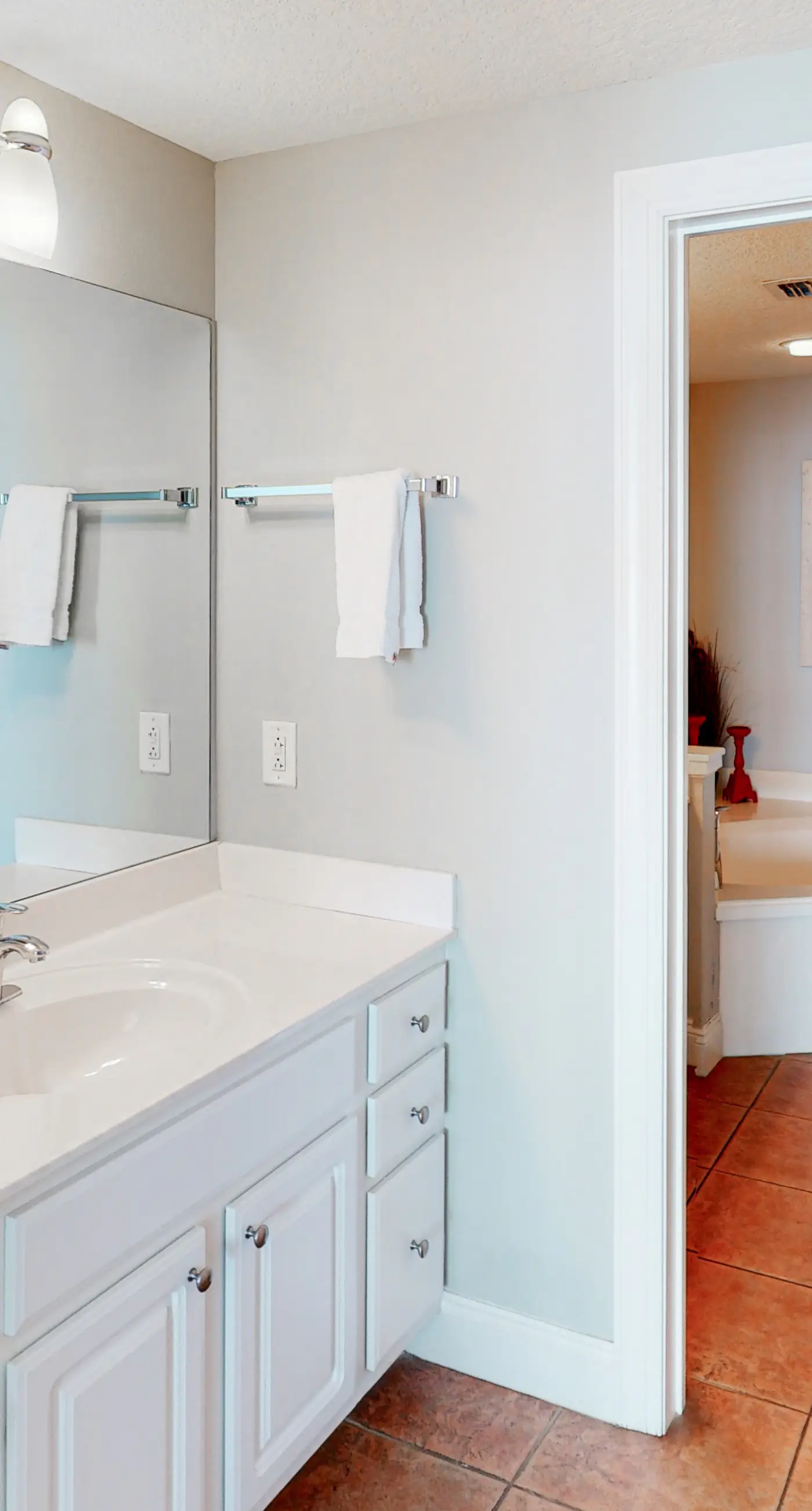 Modern beach condo with balcony & beach access - great location