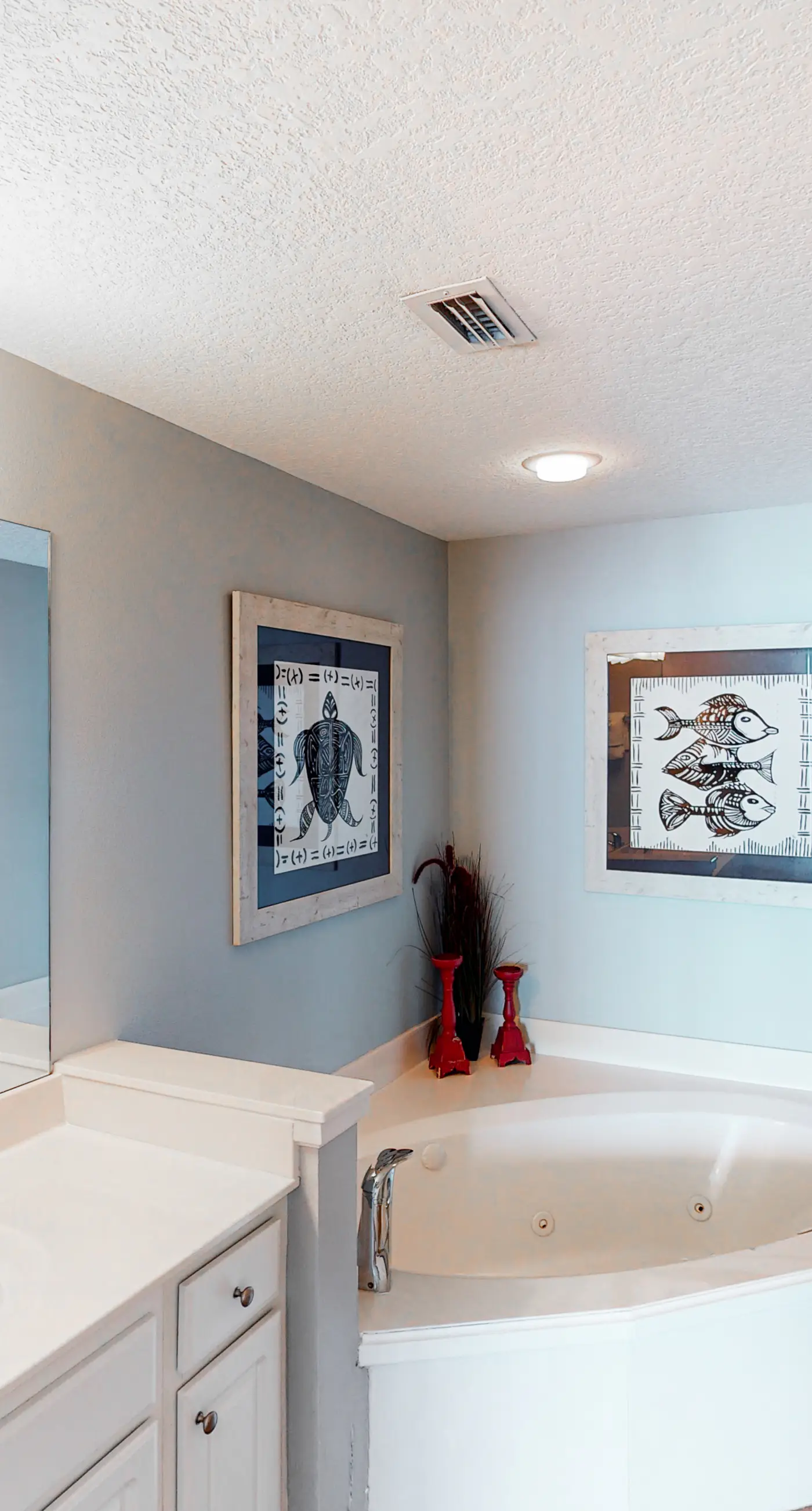Modern beach condo with balcony & beach access - great location