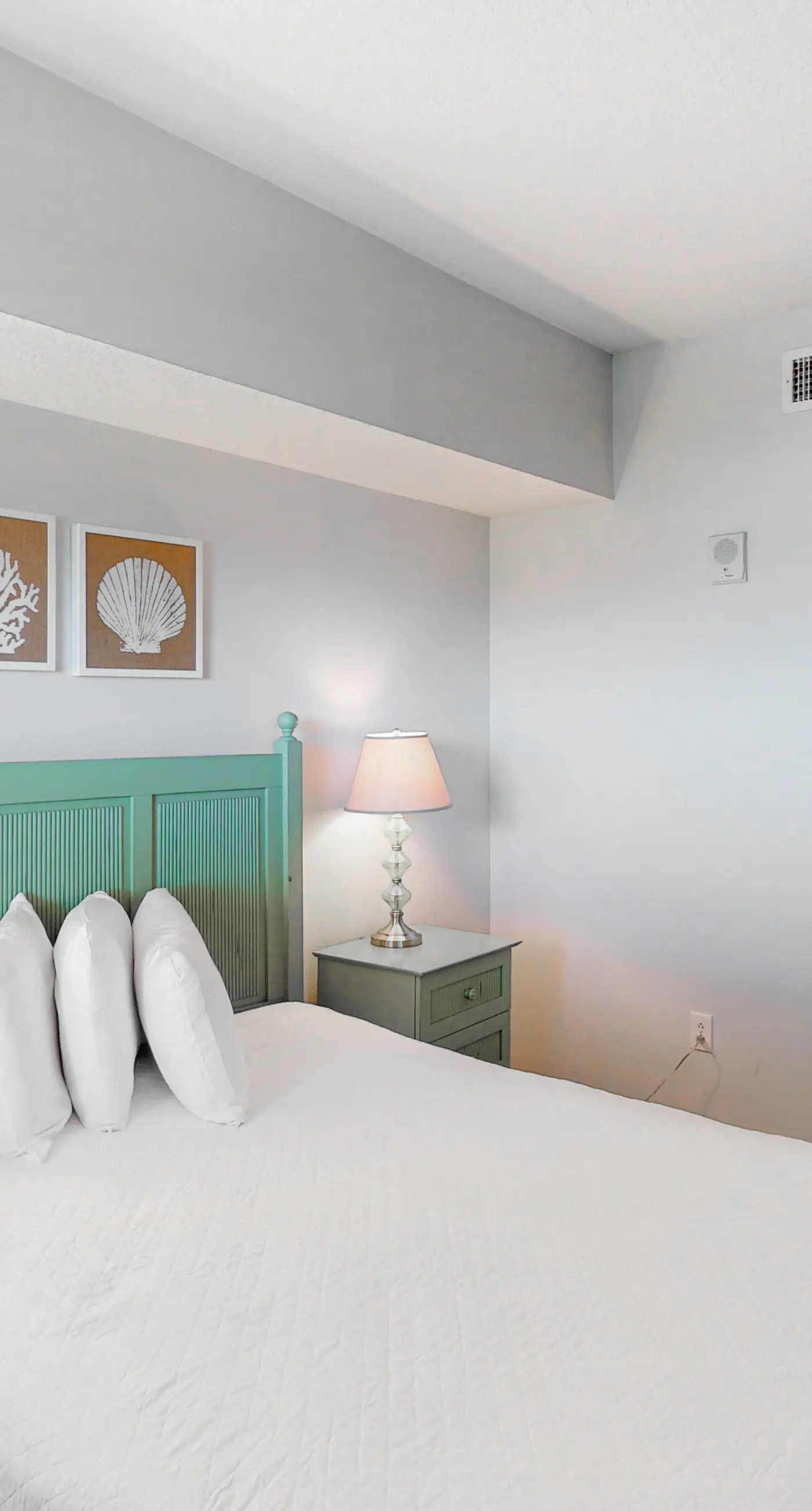 Modern beach condo with balcony & beach access - great location