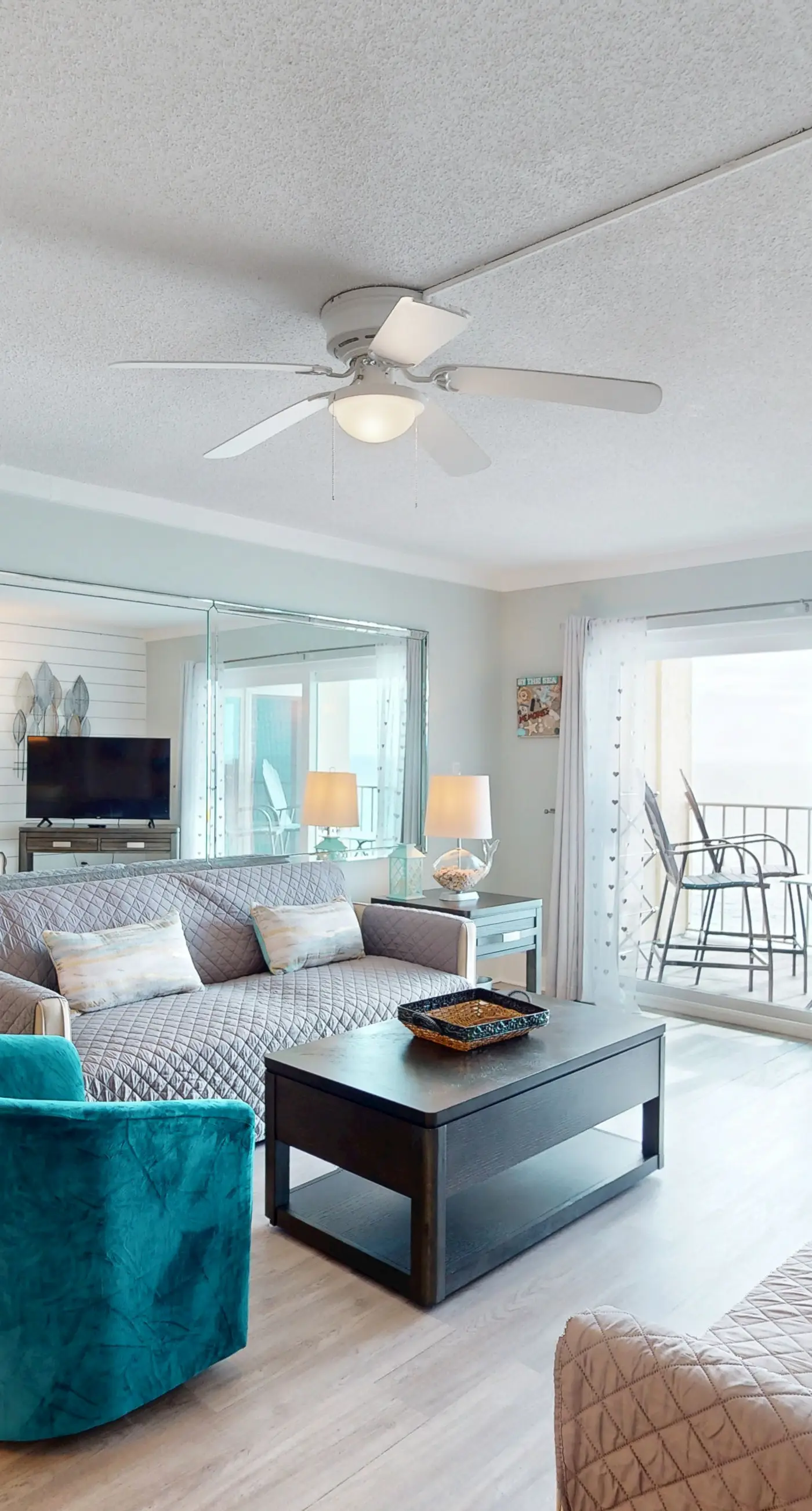 Beachfront Condo, gorgeous views, shared pool and beach access