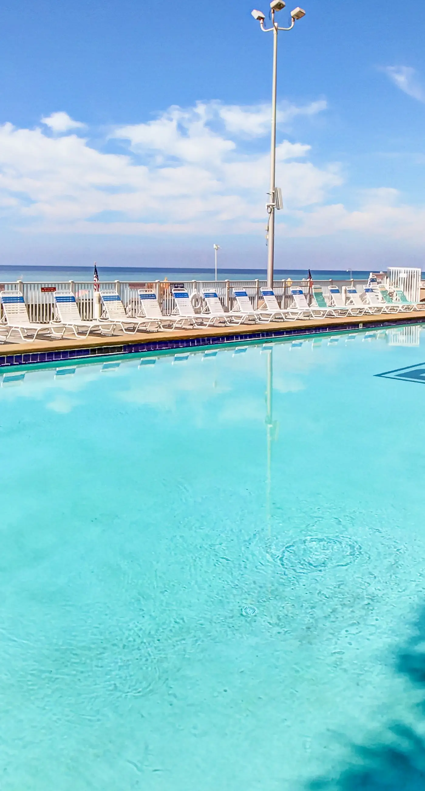 Beachfront Condo, gorgeous views, shared pool and beach access