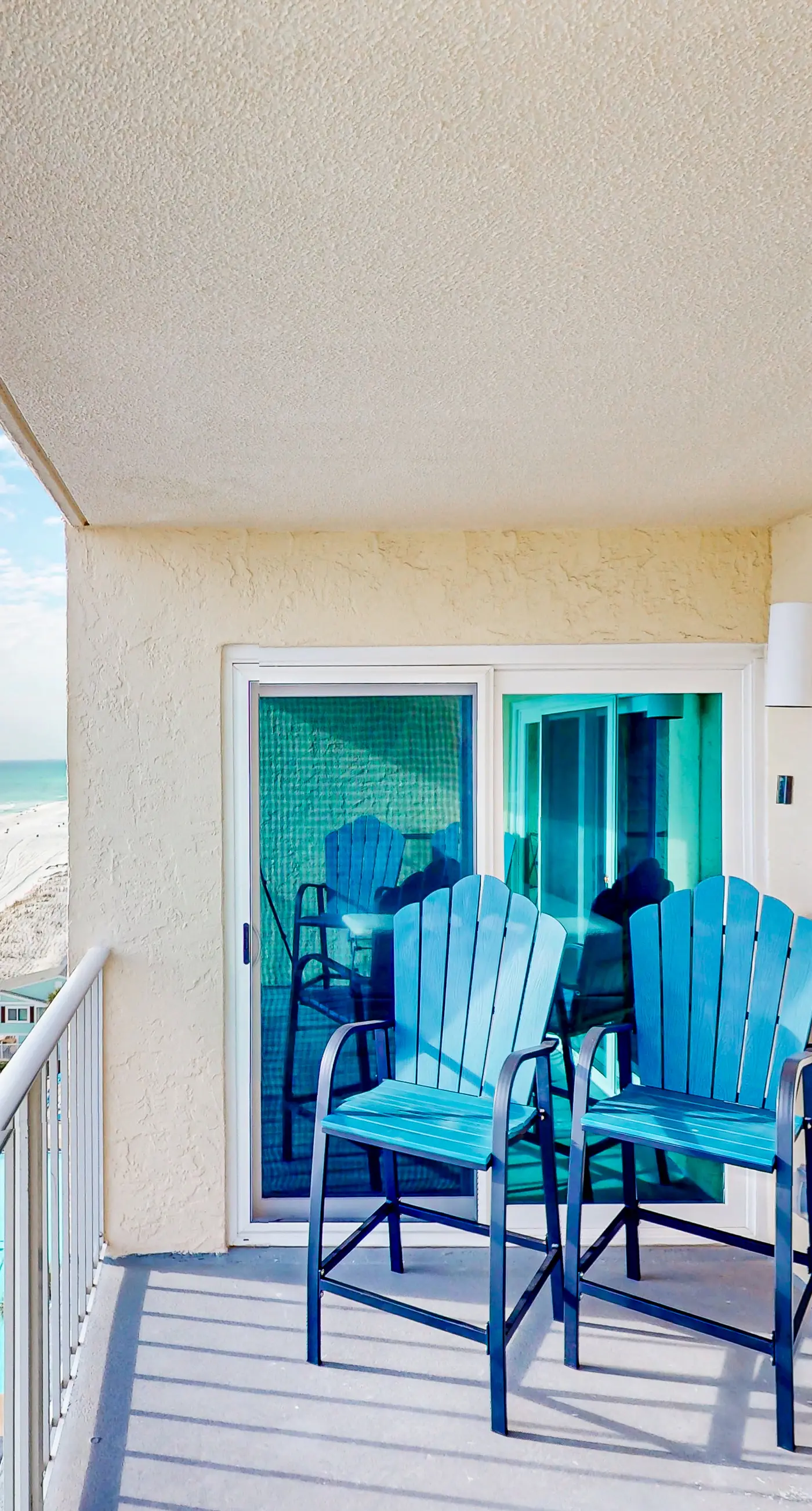 Beachfront Condo, gorgeous views, shared pool and beach access