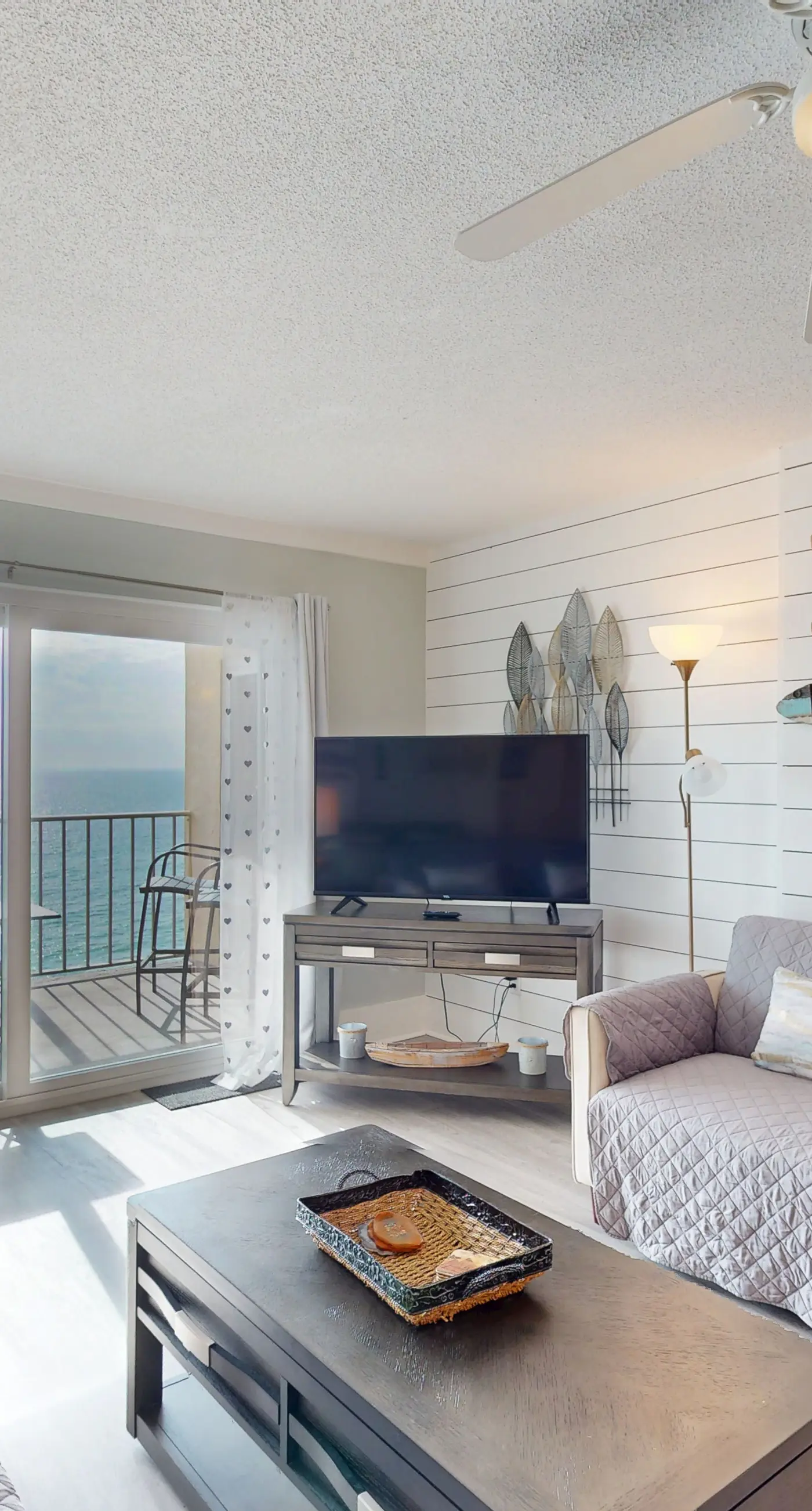 Beachfront Condo, gorgeous views, shared pool and beach access