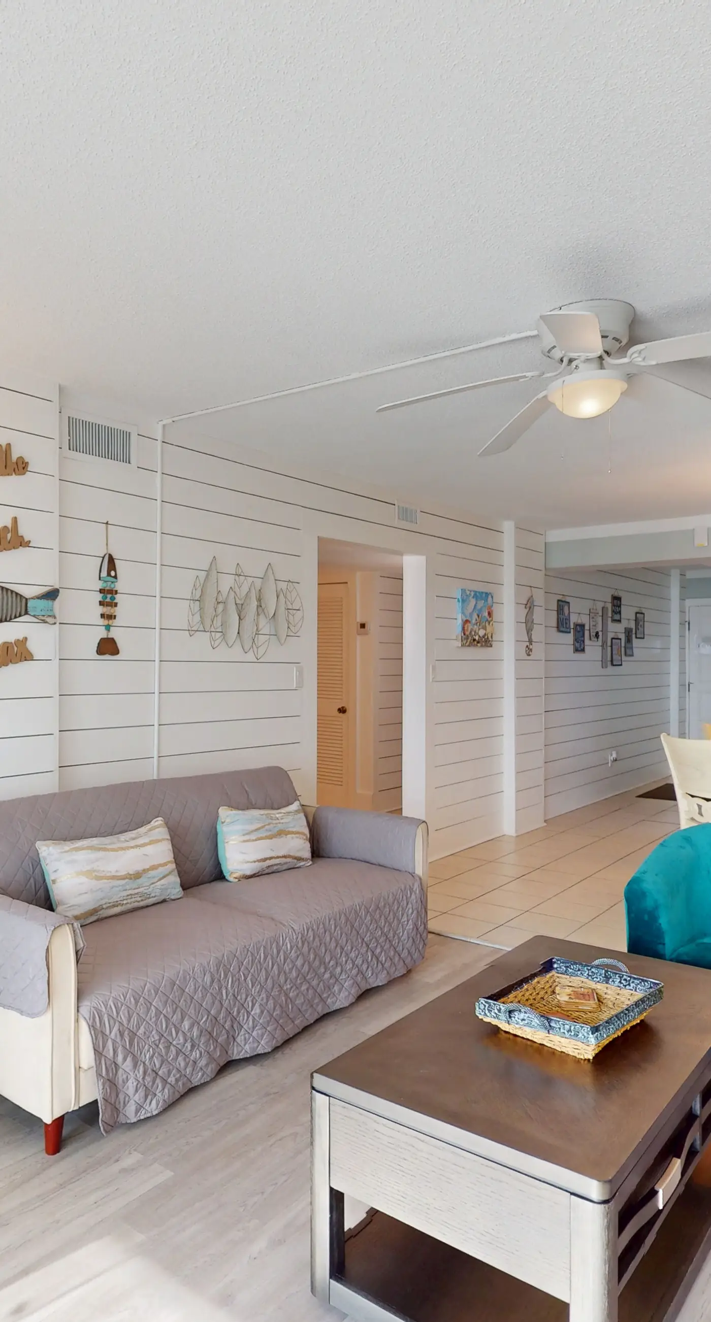 Beachfront Condo, gorgeous views, shared pool and beach access