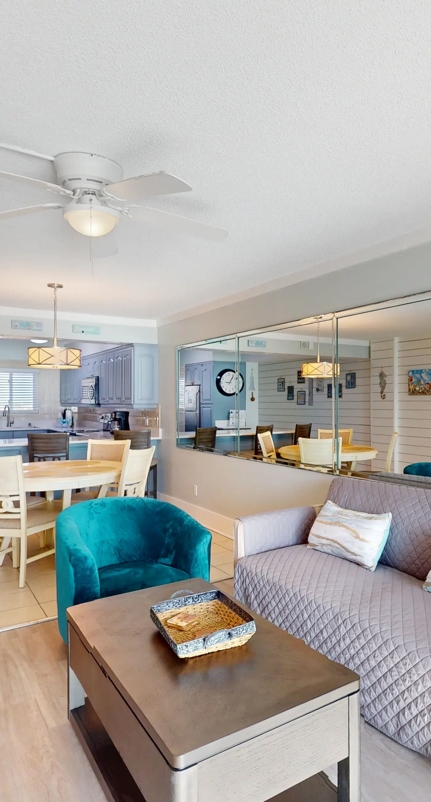 Beachfront Condo, gorgeous views, shared pool and beach access