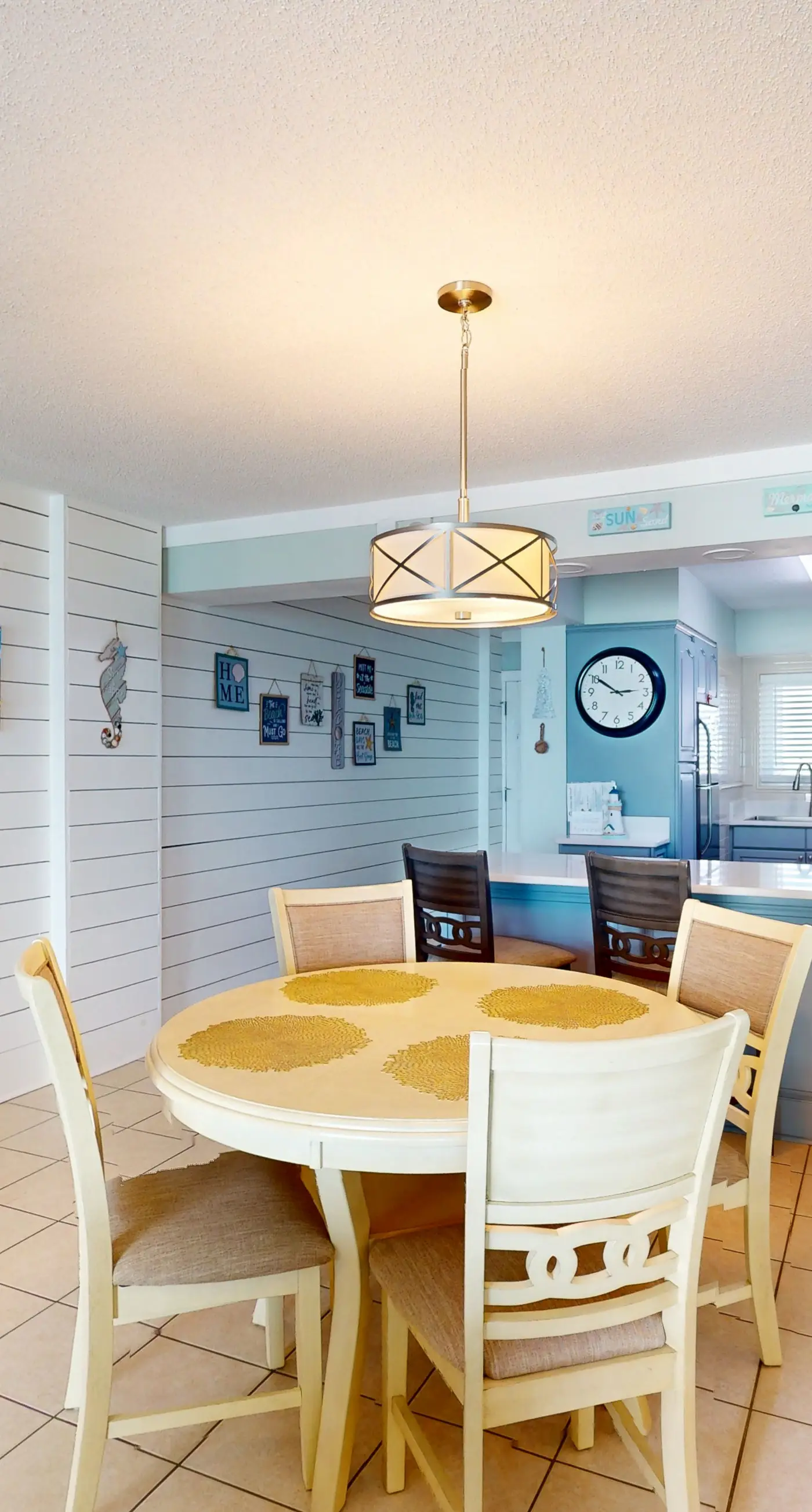 Beachfront Condo, gorgeous views, shared pool and beach access