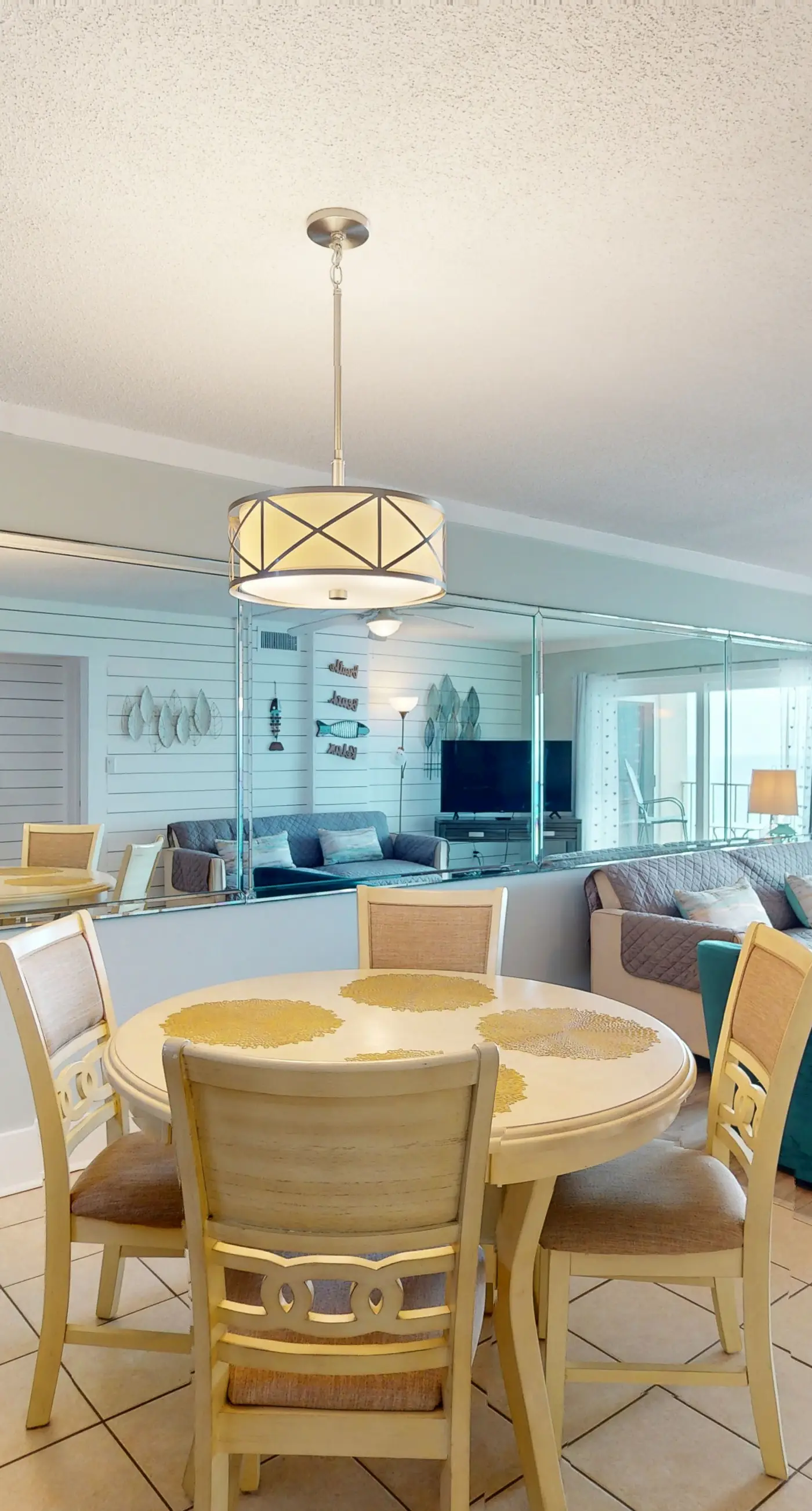 Beachfront Condo, gorgeous views, shared pool and beach access