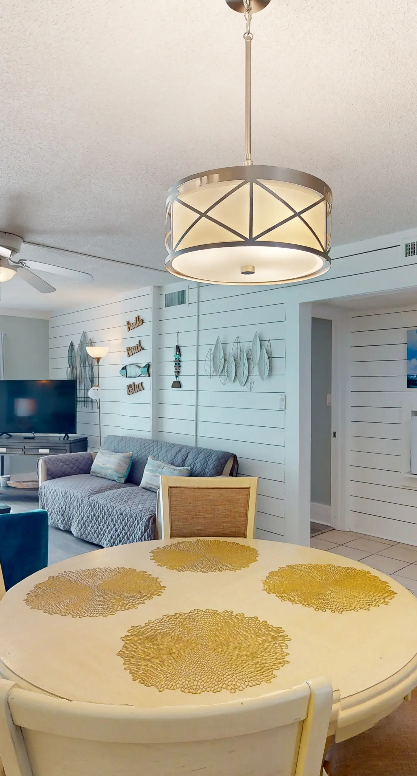 Beachfront Condo, gorgeous views, shared pool and beach access