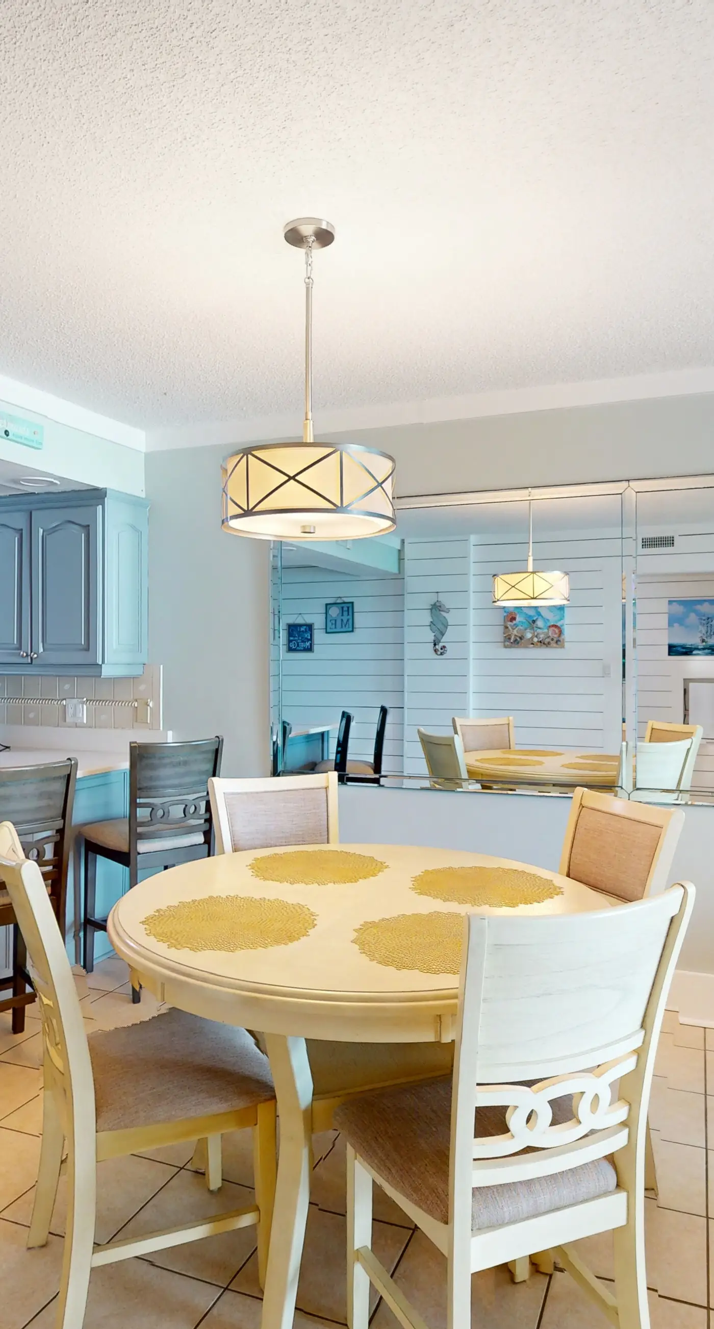 Beachfront Condo, gorgeous views, shared pool and beach access