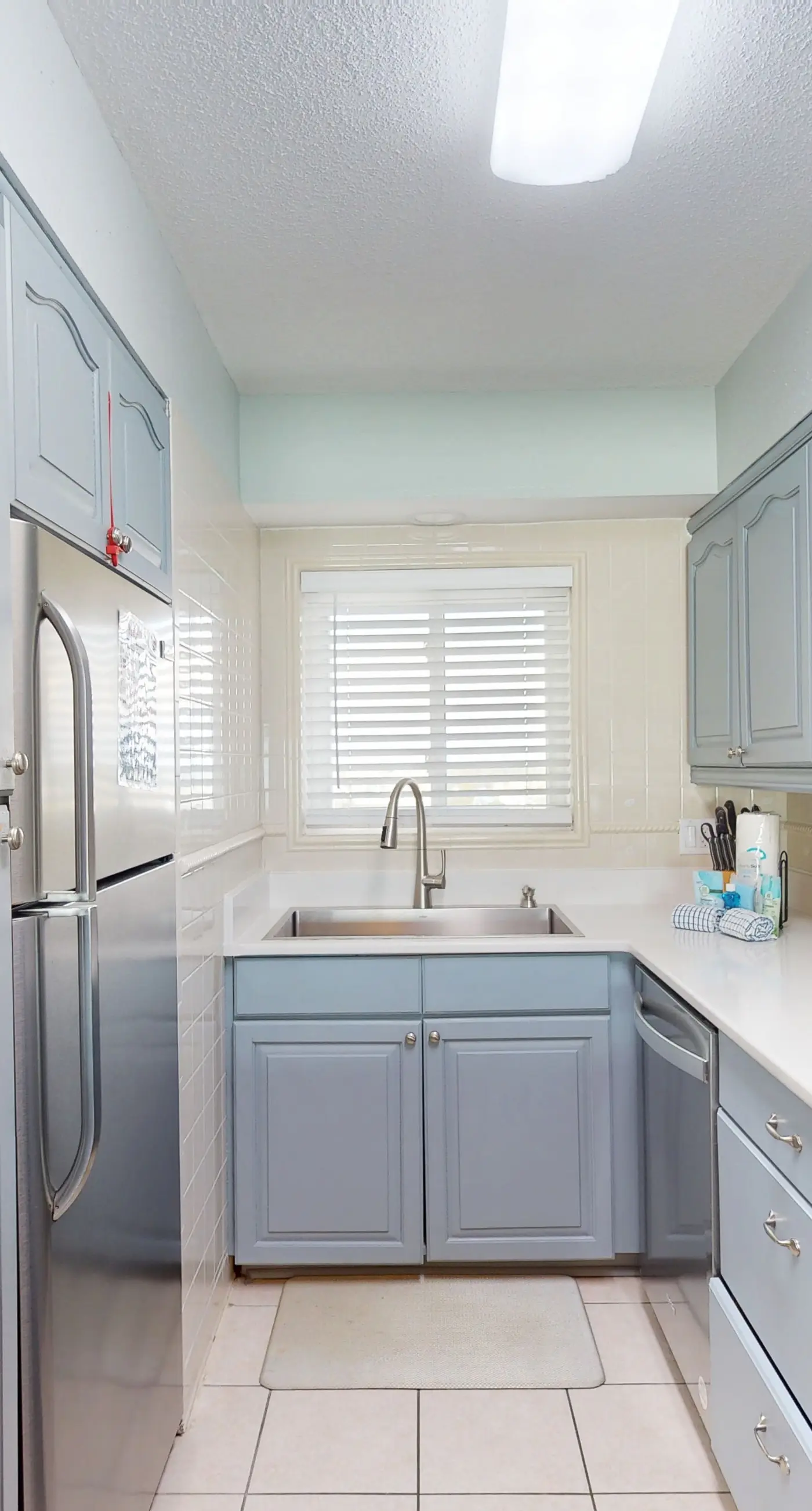 Beachfront Condo, gorgeous views, shared pool and beach access