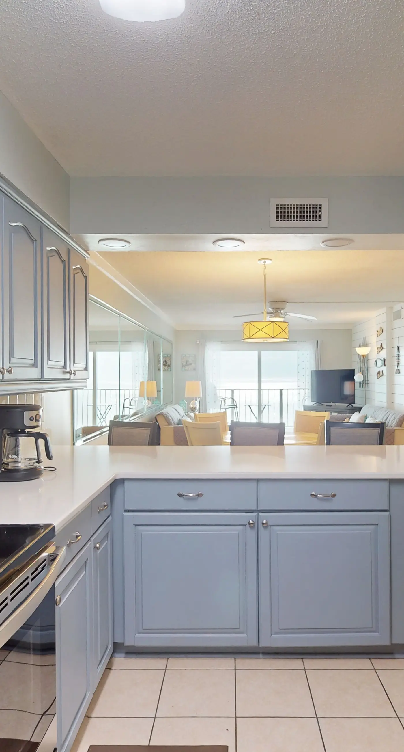 Beachfront Condo, gorgeous views, shared pool and beach access