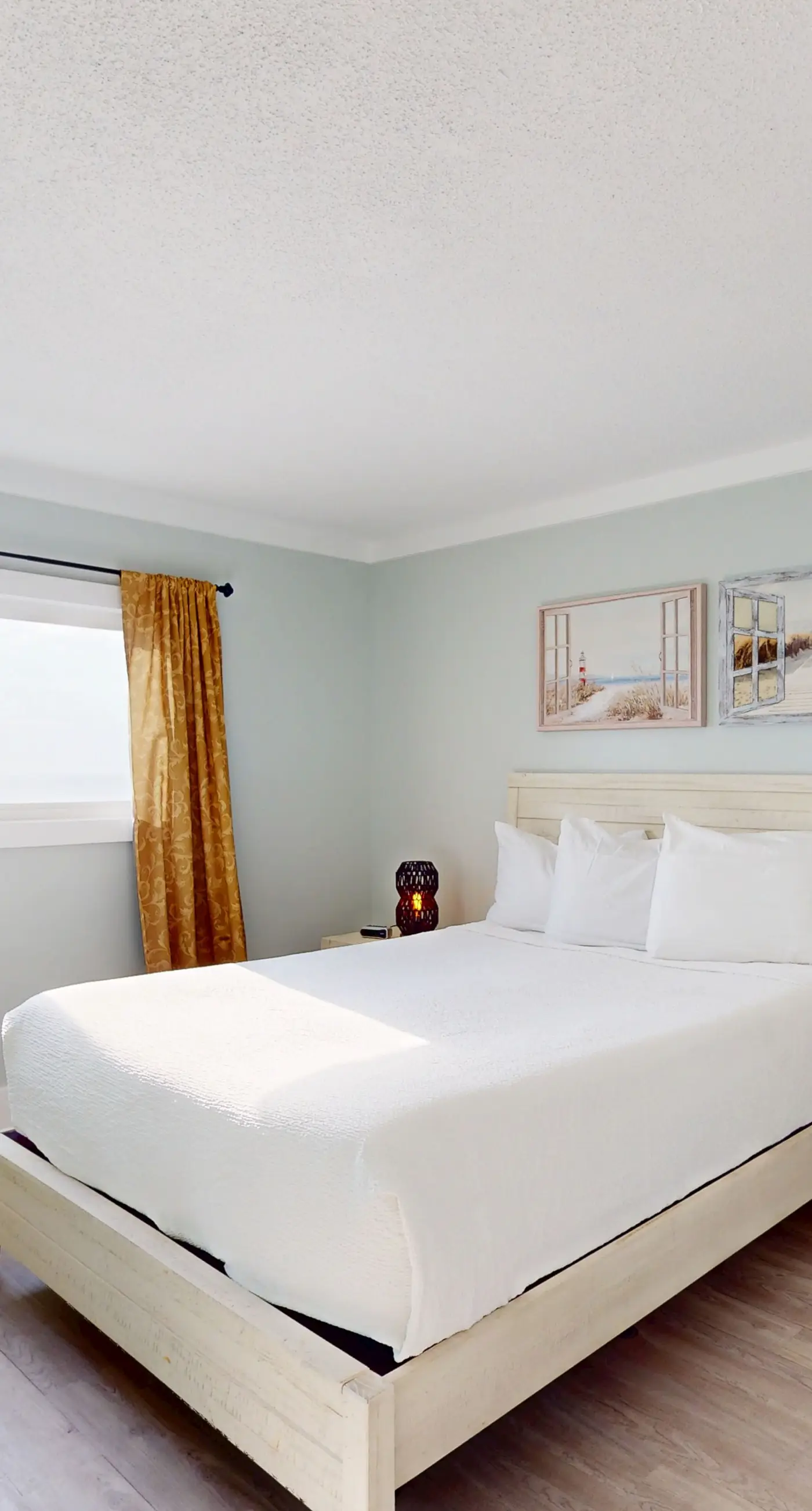 Beachfront Condo, gorgeous views, shared pool and beach access