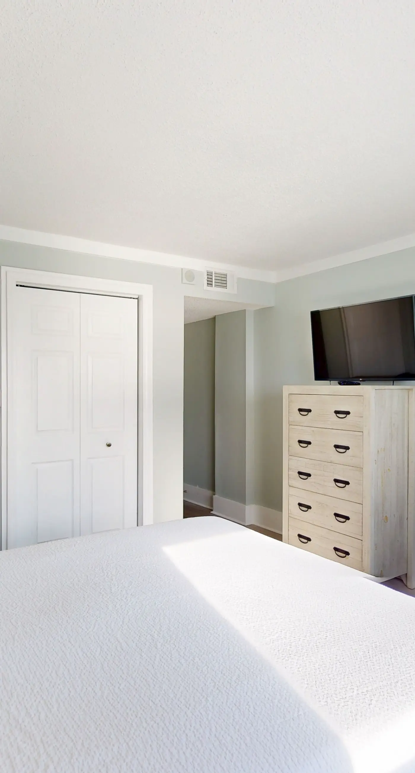 Beachfront Condo, gorgeous views, shared pool and beach access