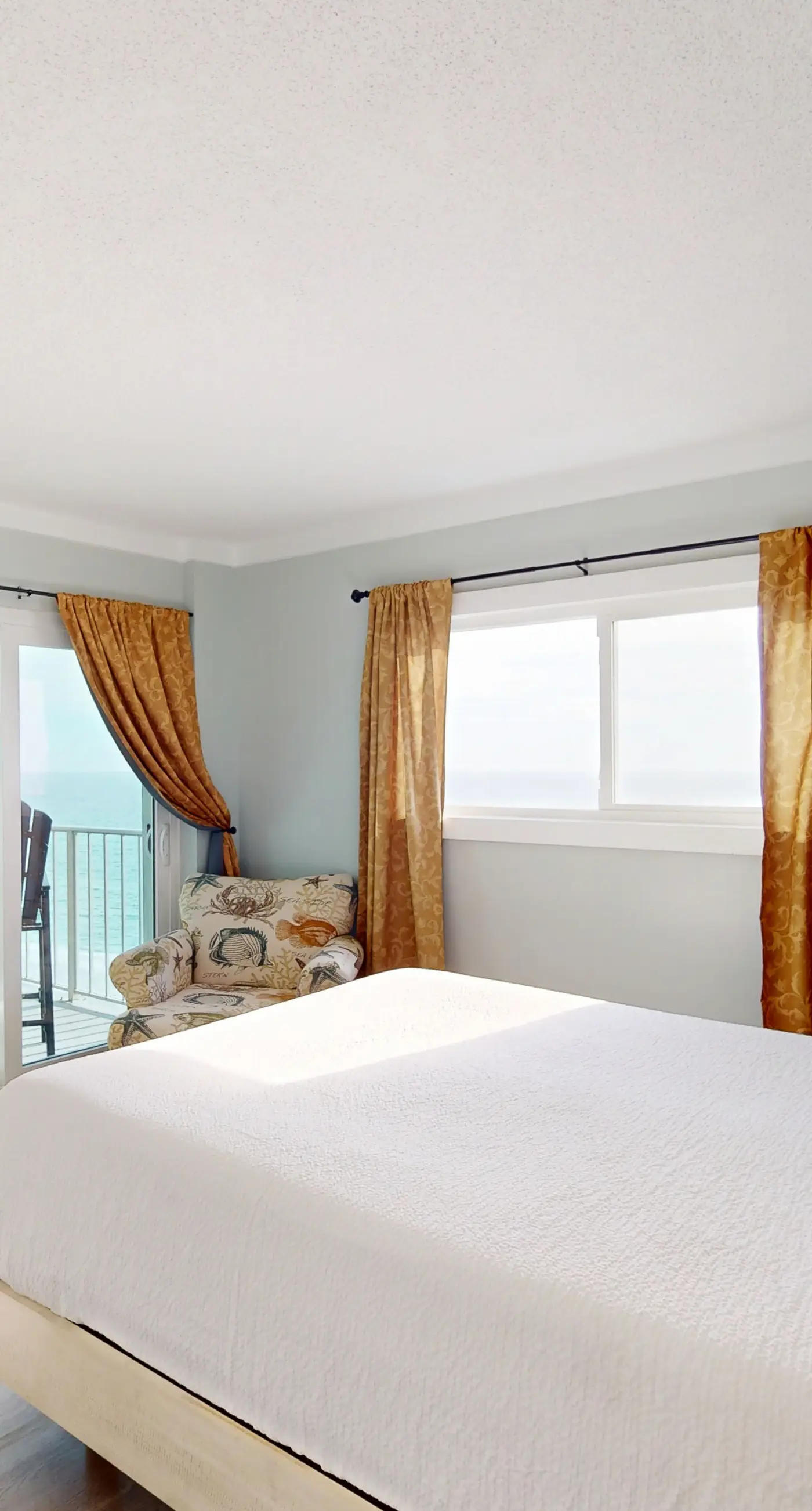 Beachfront Condo, gorgeous views, shared pool and beach access