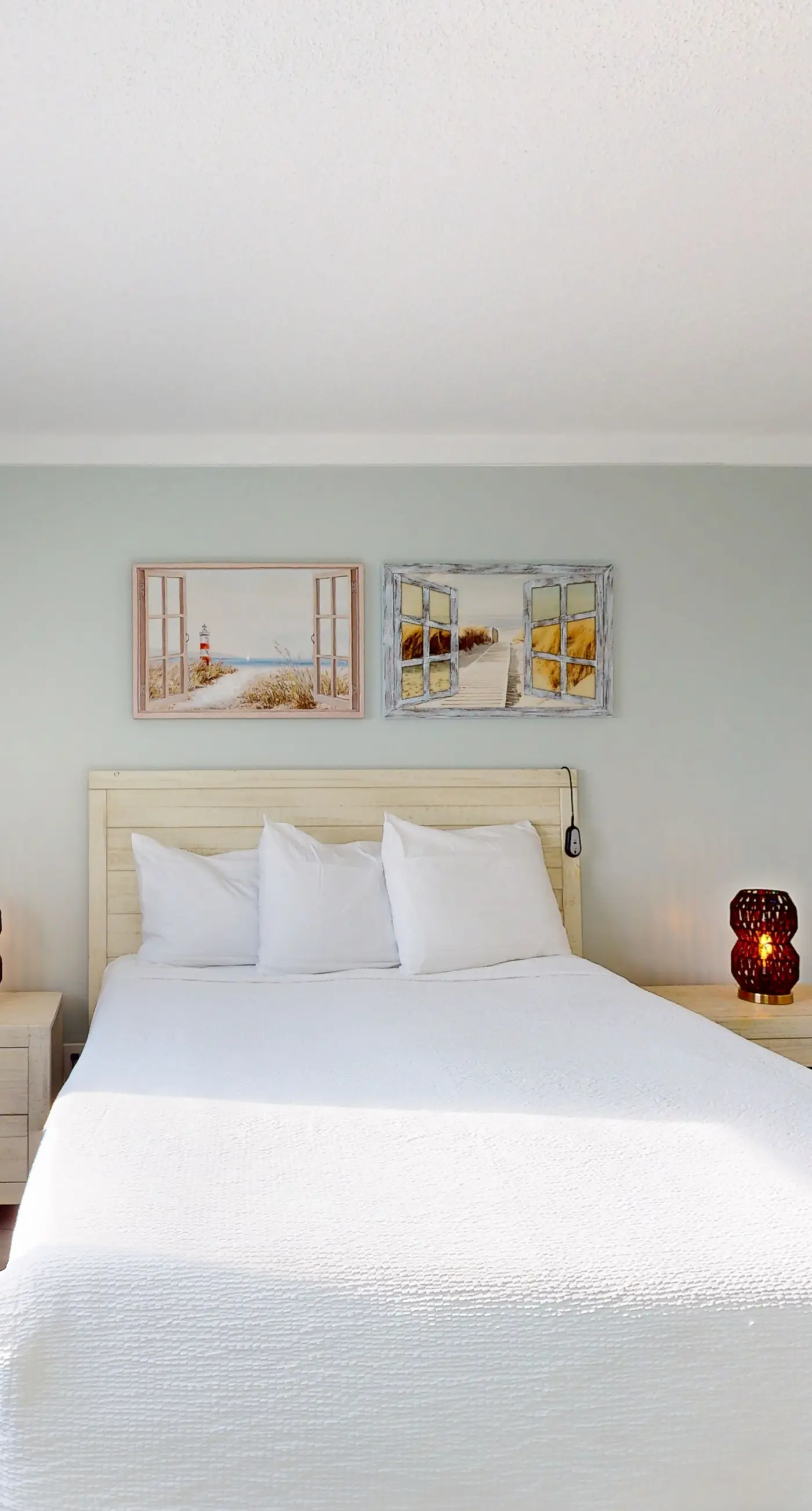 Beachfront Condo, gorgeous views, shared pool and beach access