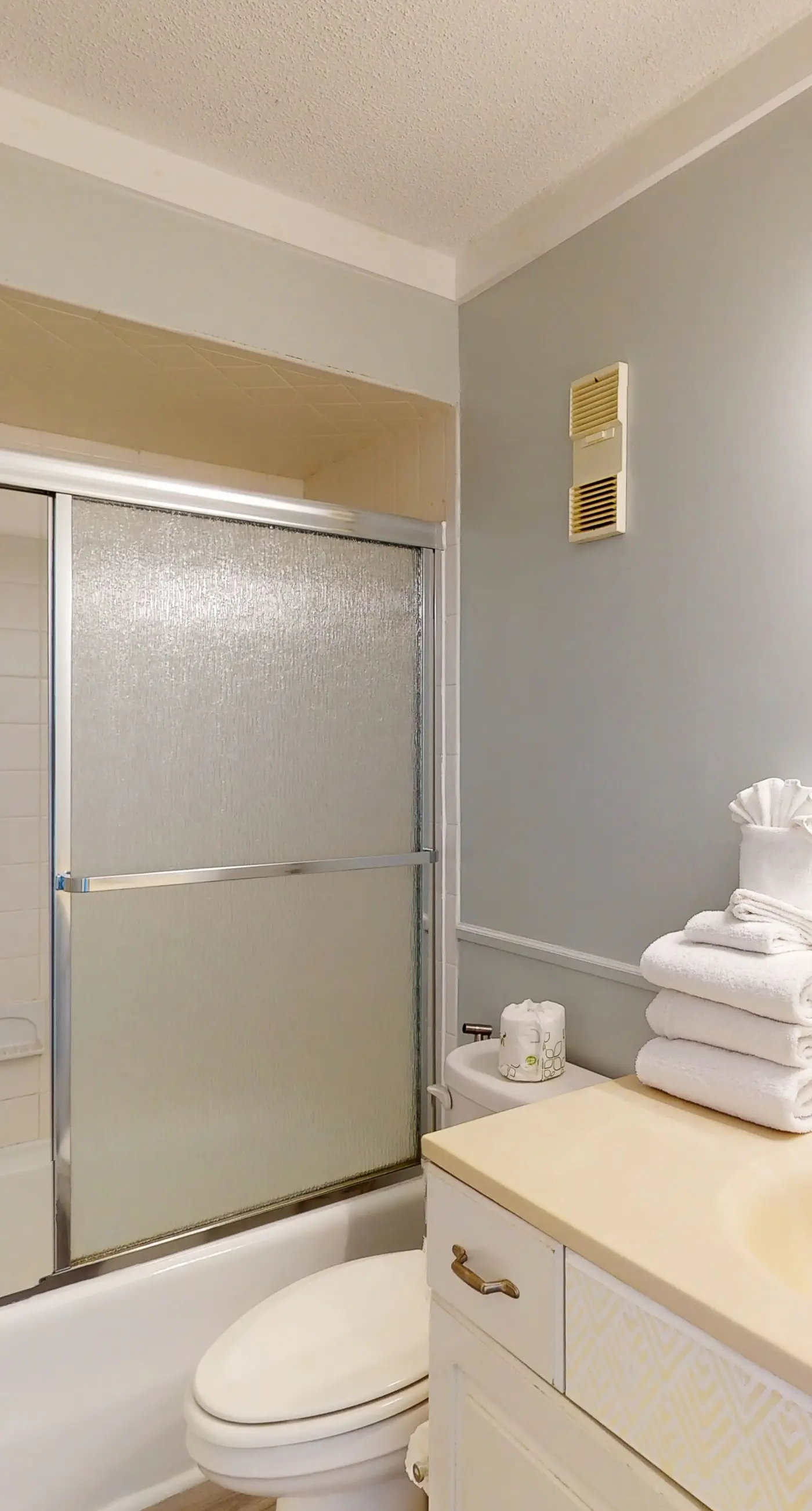 Beachfront Condo, gorgeous views, shared pool and beach access