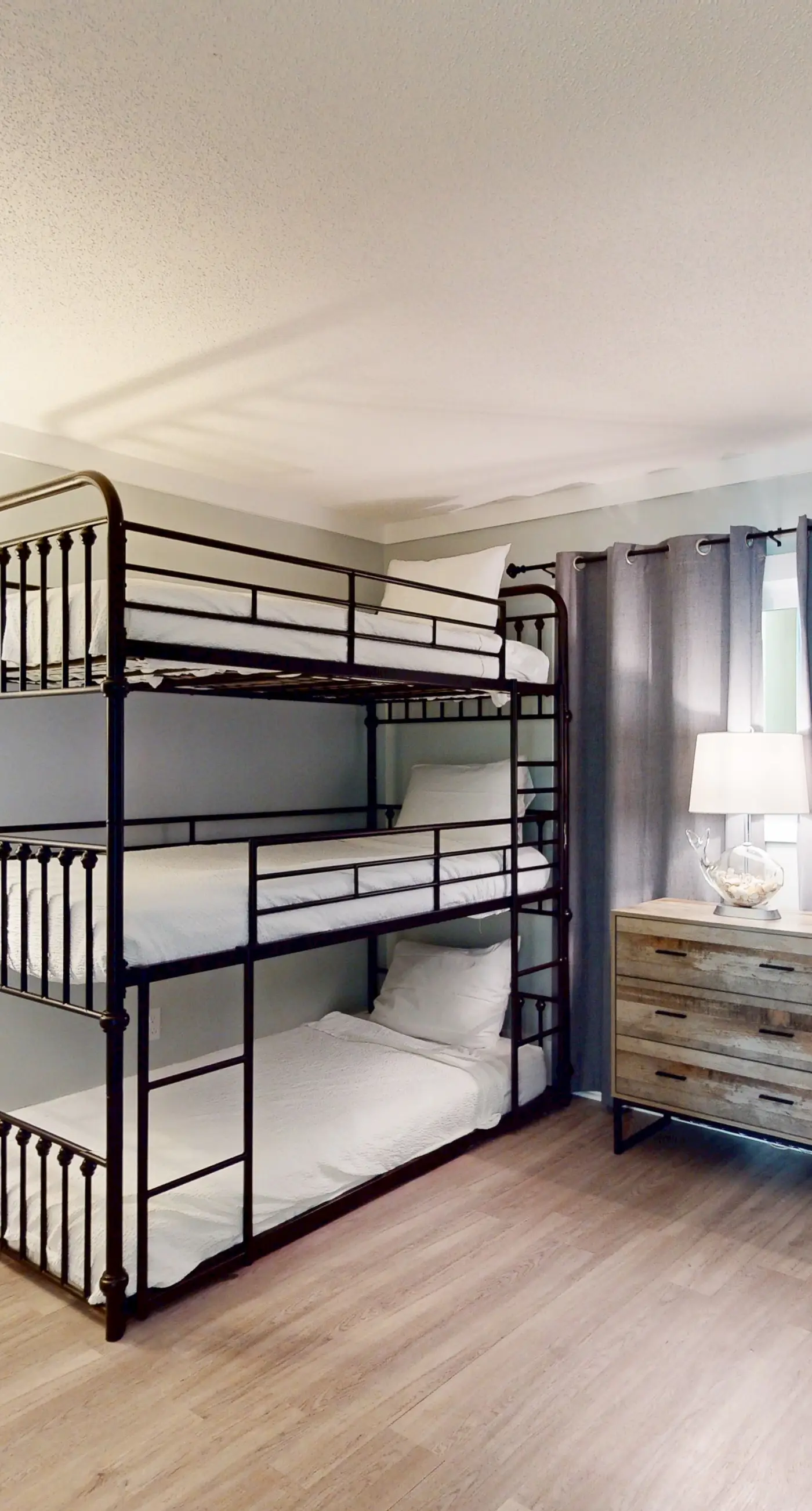 Beachfront Condo, gorgeous views, shared pool and beach access