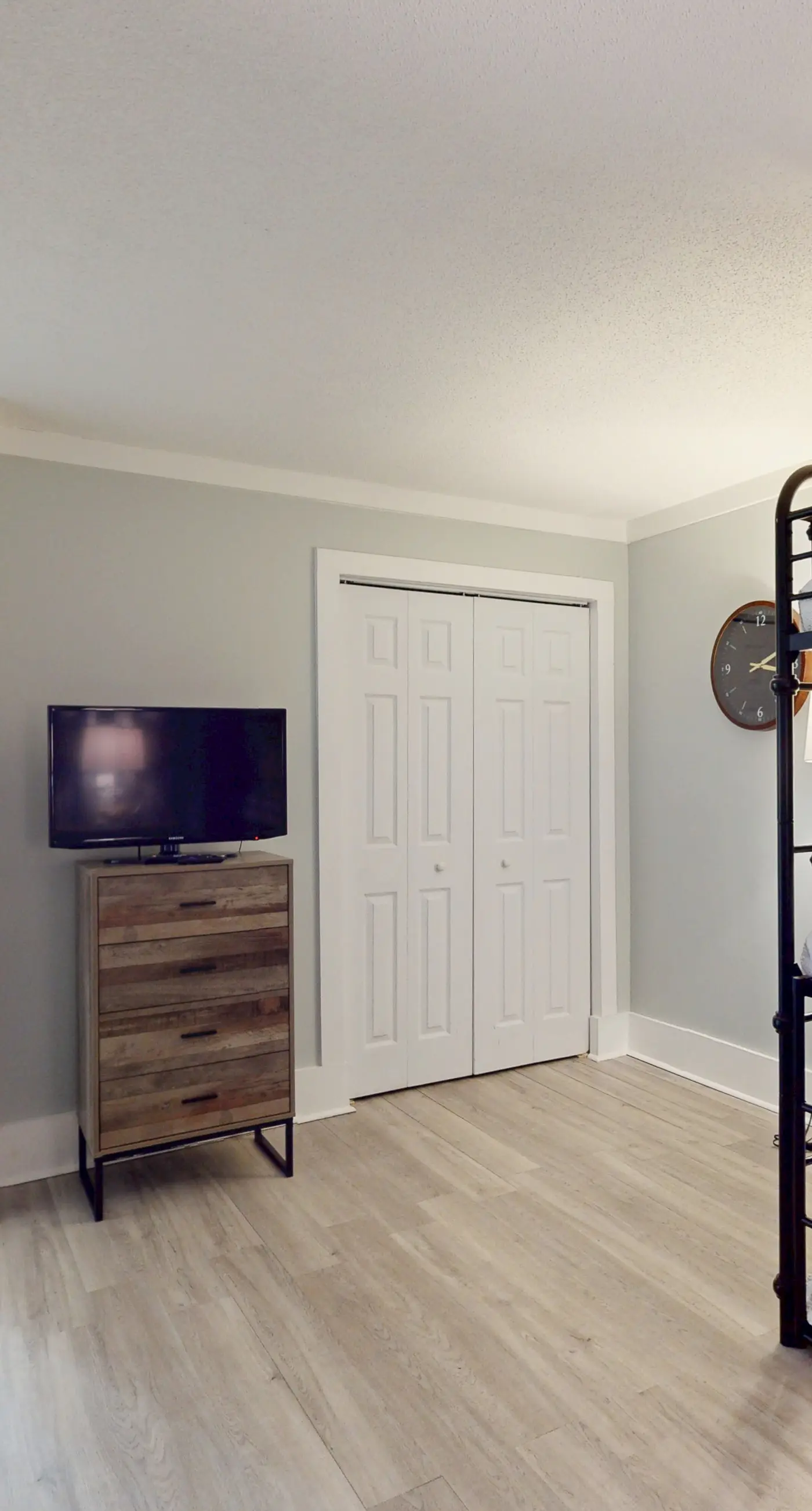 Beachfront Condo, gorgeous views, shared pool and beach access