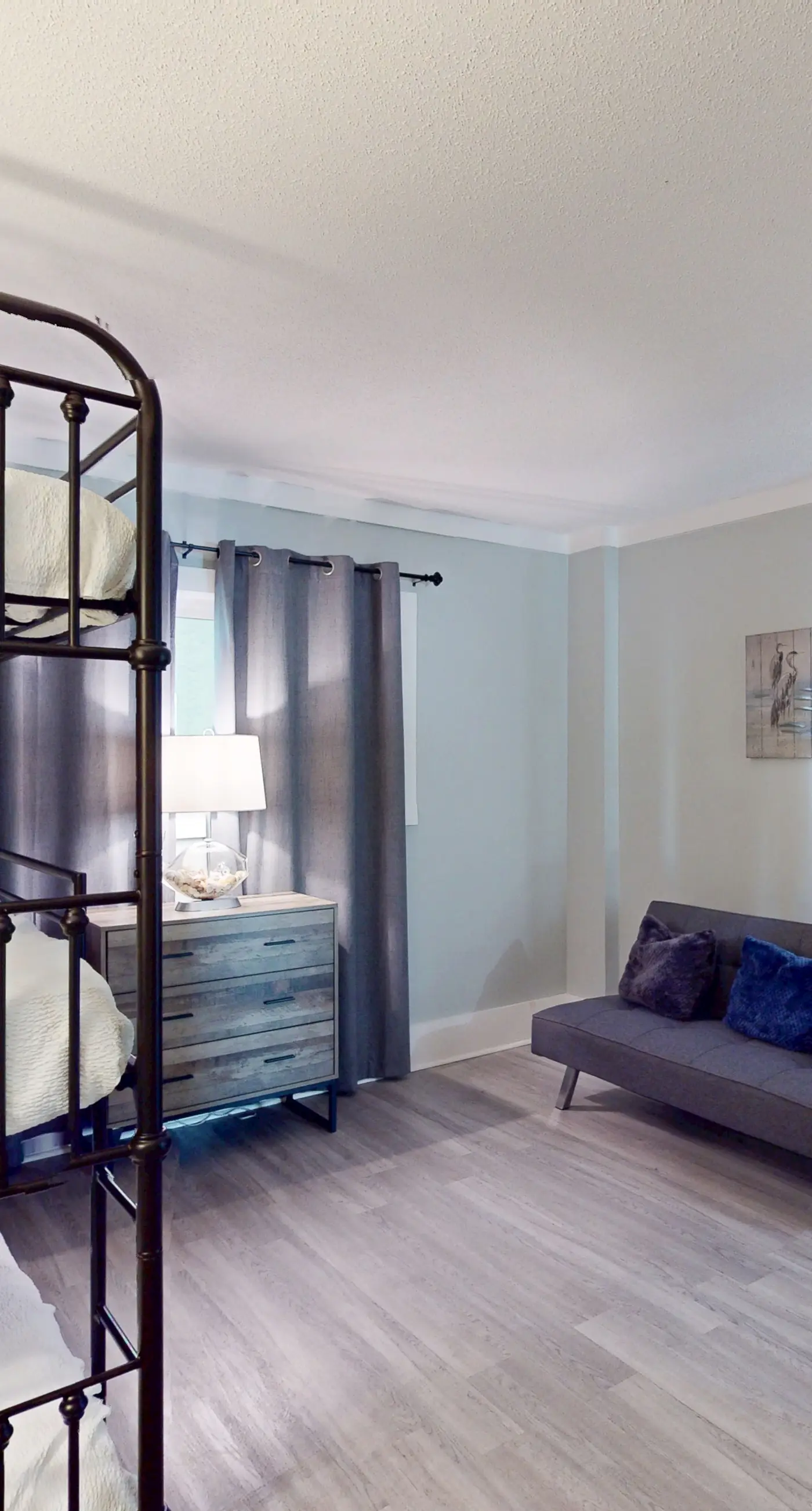 Beachfront Condo, gorgeous views, shared pool and beach access