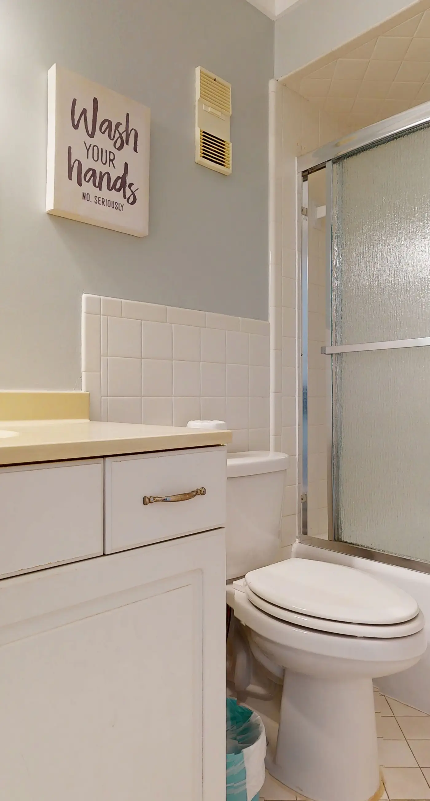 Beachfront Condo, gorgeous views, shared pool and beach access