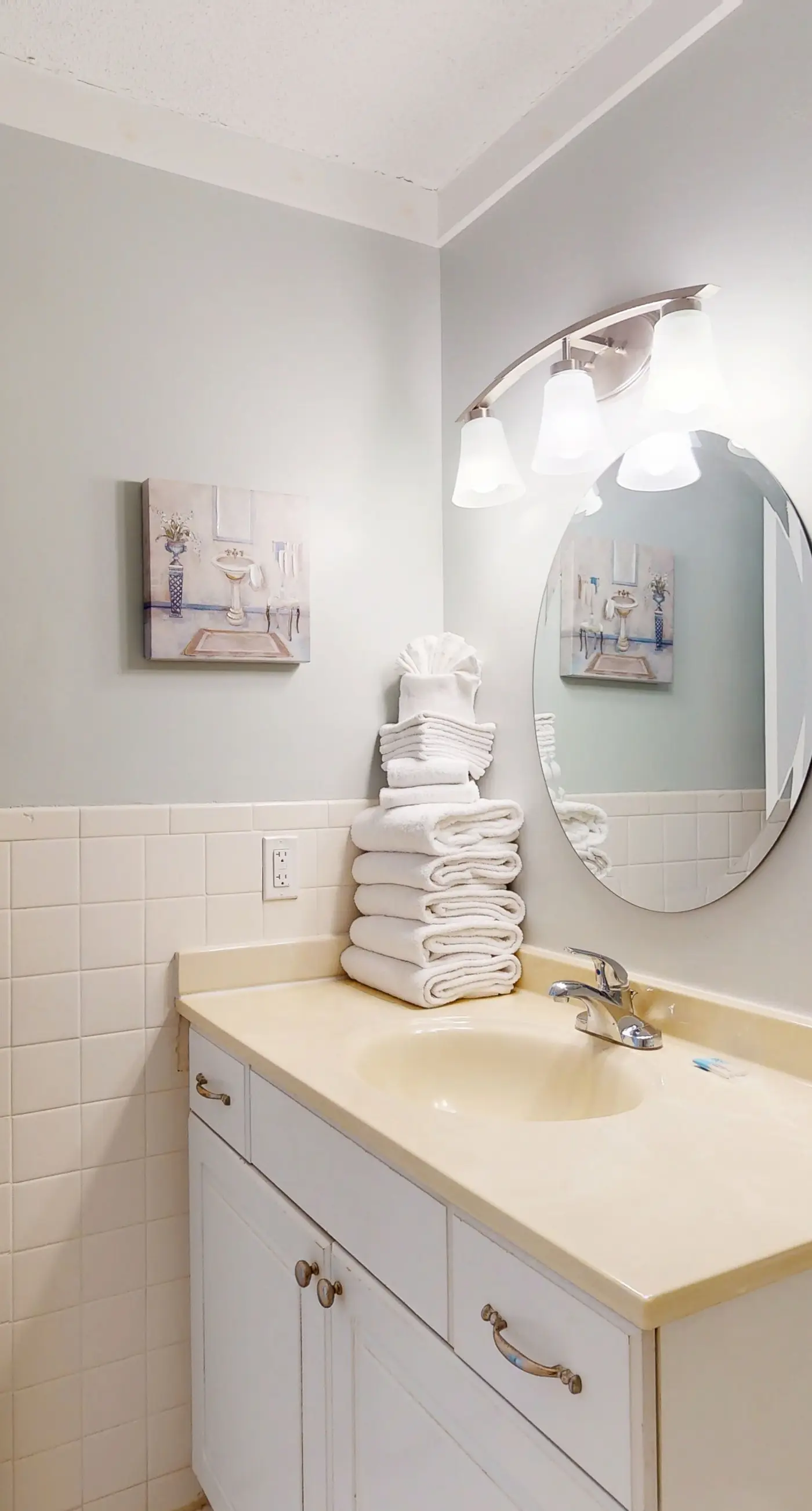 Beachfront Condo, gorgeous views, shared pool and beach access