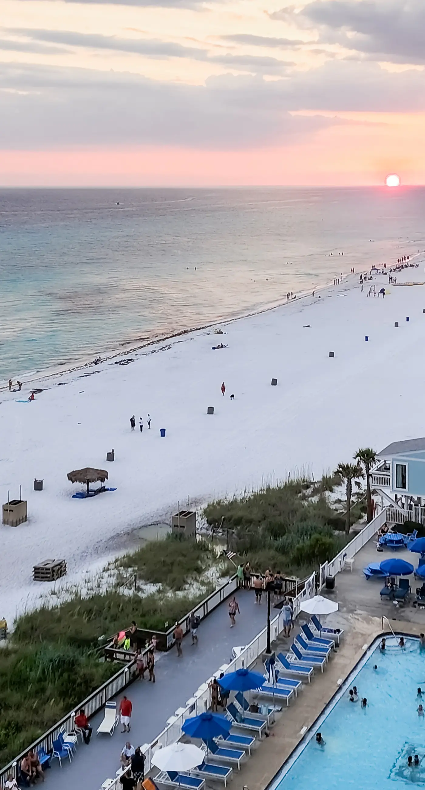 Beachfront Condo, gorgeous views, shared pool and beach access