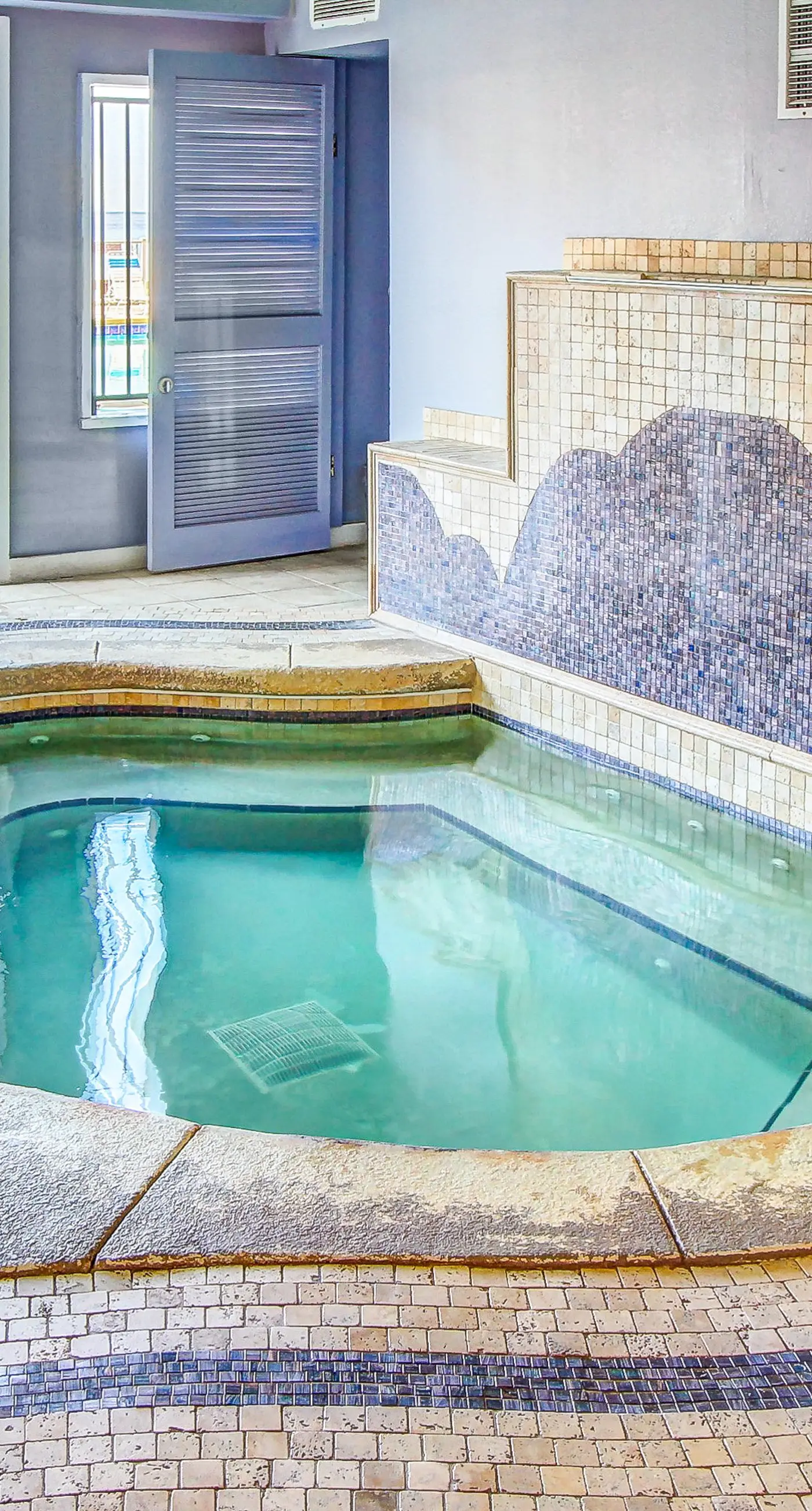 Beachfront Condo, gorgeous views, shared pool and beach access