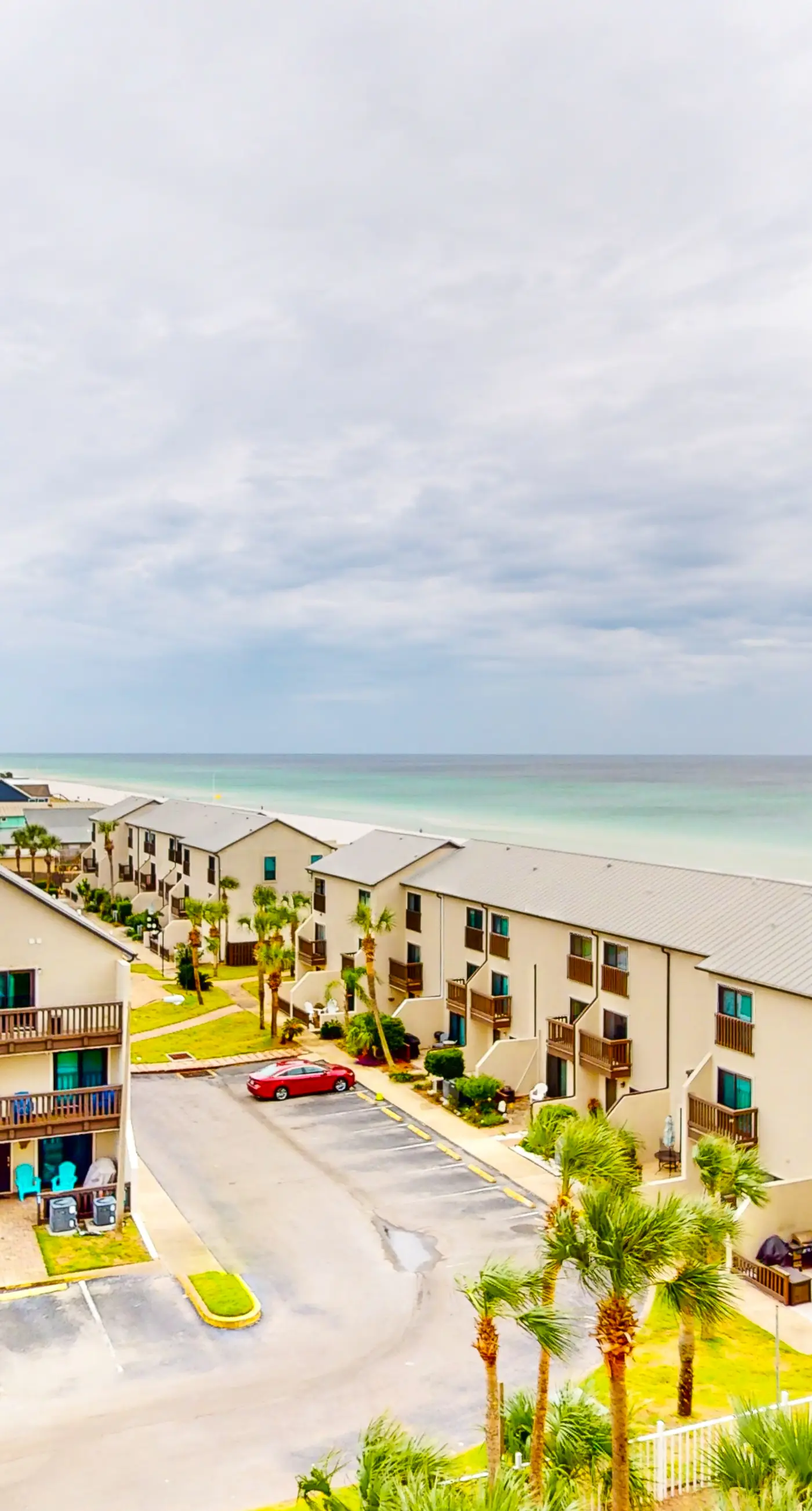 Beachfront Condo, gorgeous views, shared pool and beach access