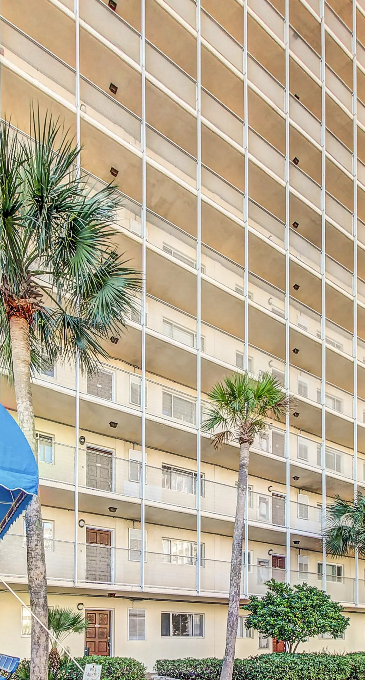 Beachfront Condo, gorgeous views, shared pool and beach access