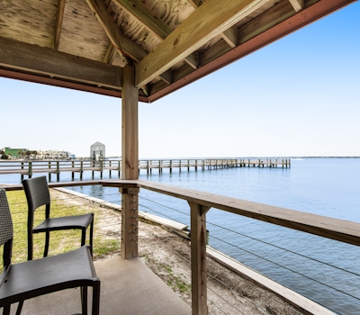 Bright studio in perfect location with water access, pool, grill, & fast WiFi