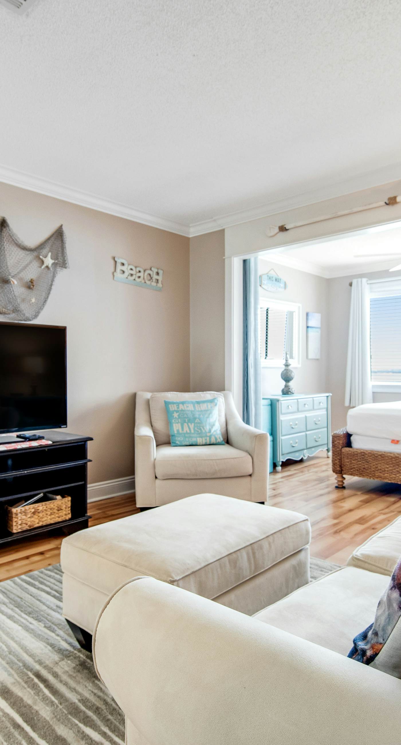 Bright studio in perfect location with water access, pool, grill, & fast WiFi