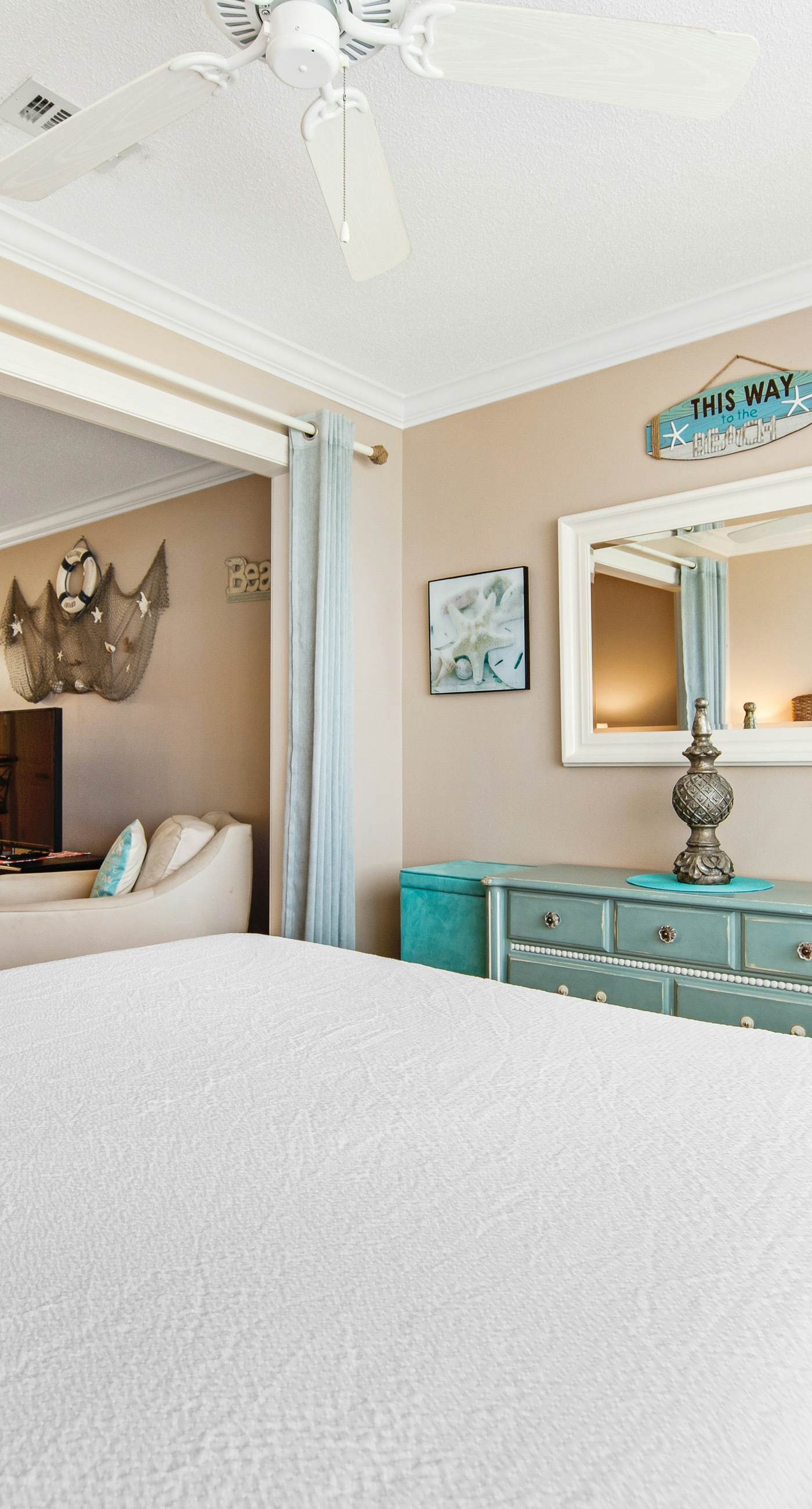 Bright studio in perfect location with water access, pool, grill, & fast WiFi