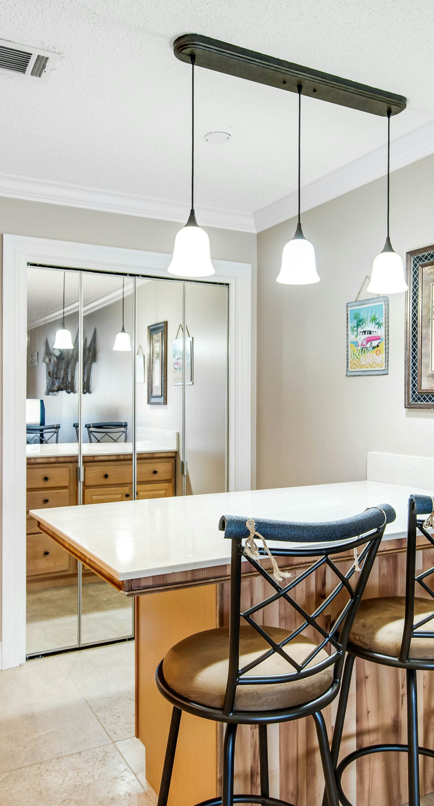 Bright studio in perfect location with water access, pool, grill, & fast WiFi