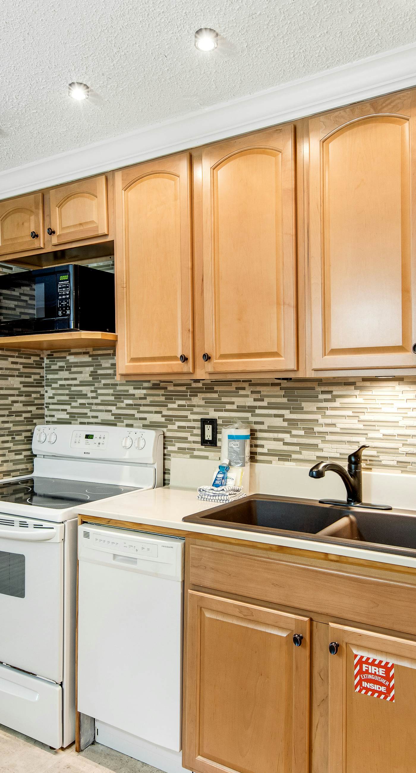 Bright studio in perfect location with water access, pool, grill, & fast WiFi