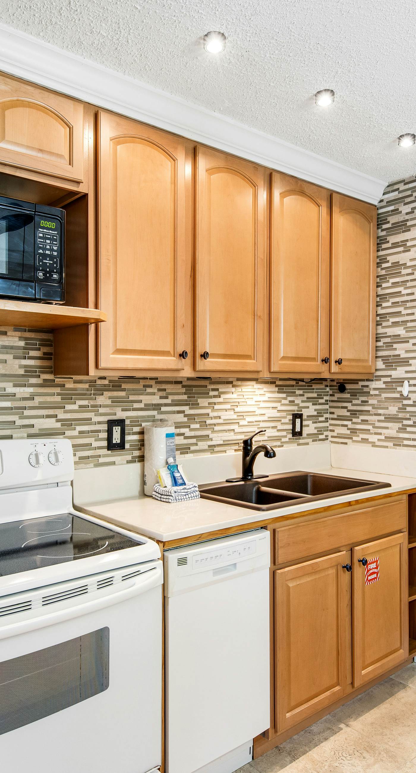 Bright studio in perfect location with water access, pool, grill, & fast WiFi