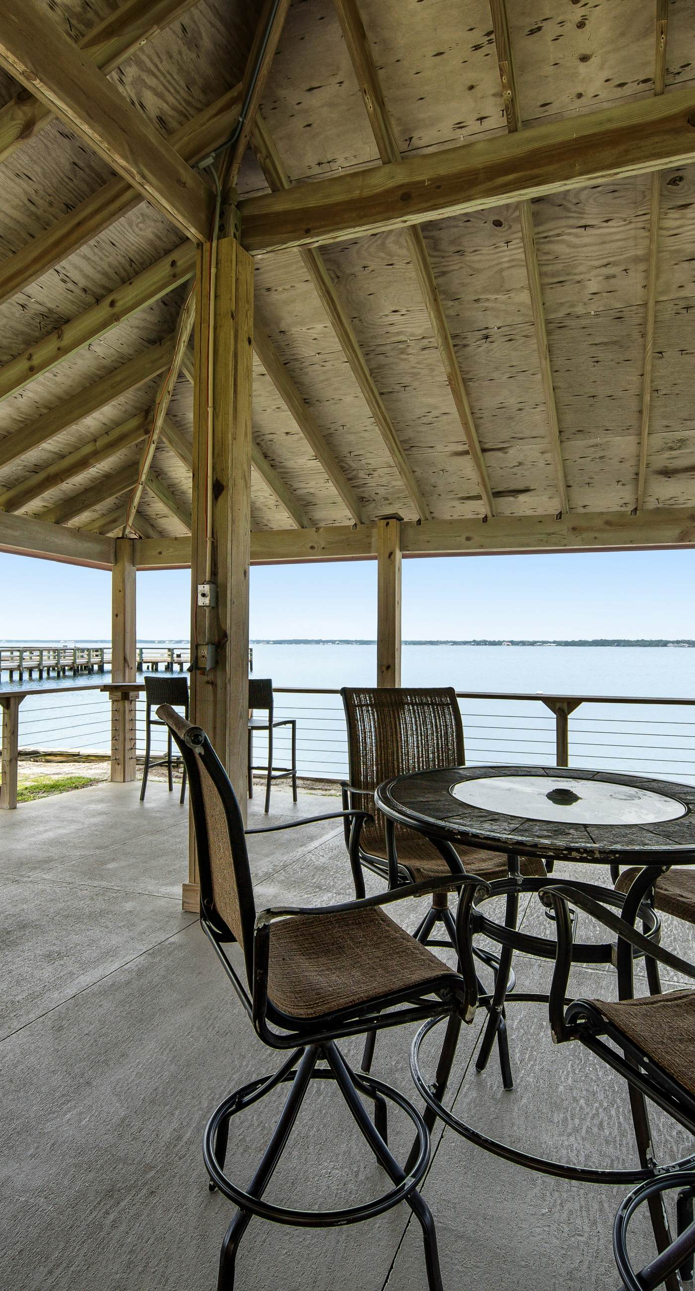 Bright studio in perfect location with water access, pool, grill, & fast WiFi