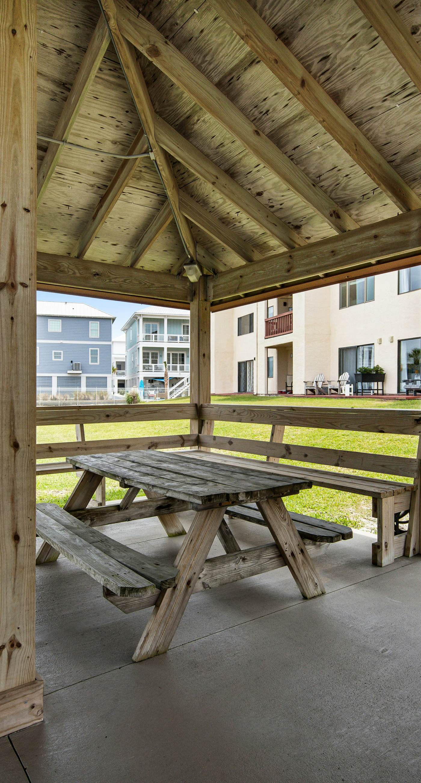 Bright studio in perfect location with water access, pool, grill, & fast WiFi