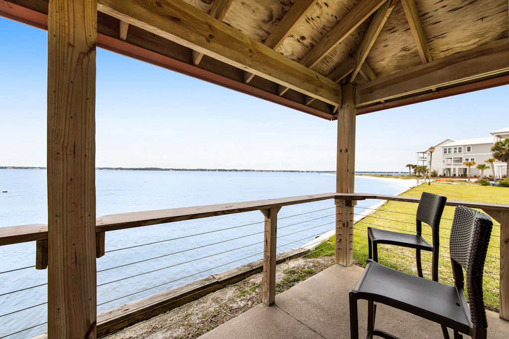 Bright studio in perfect location with water access, pool, grill, & fast WiFi