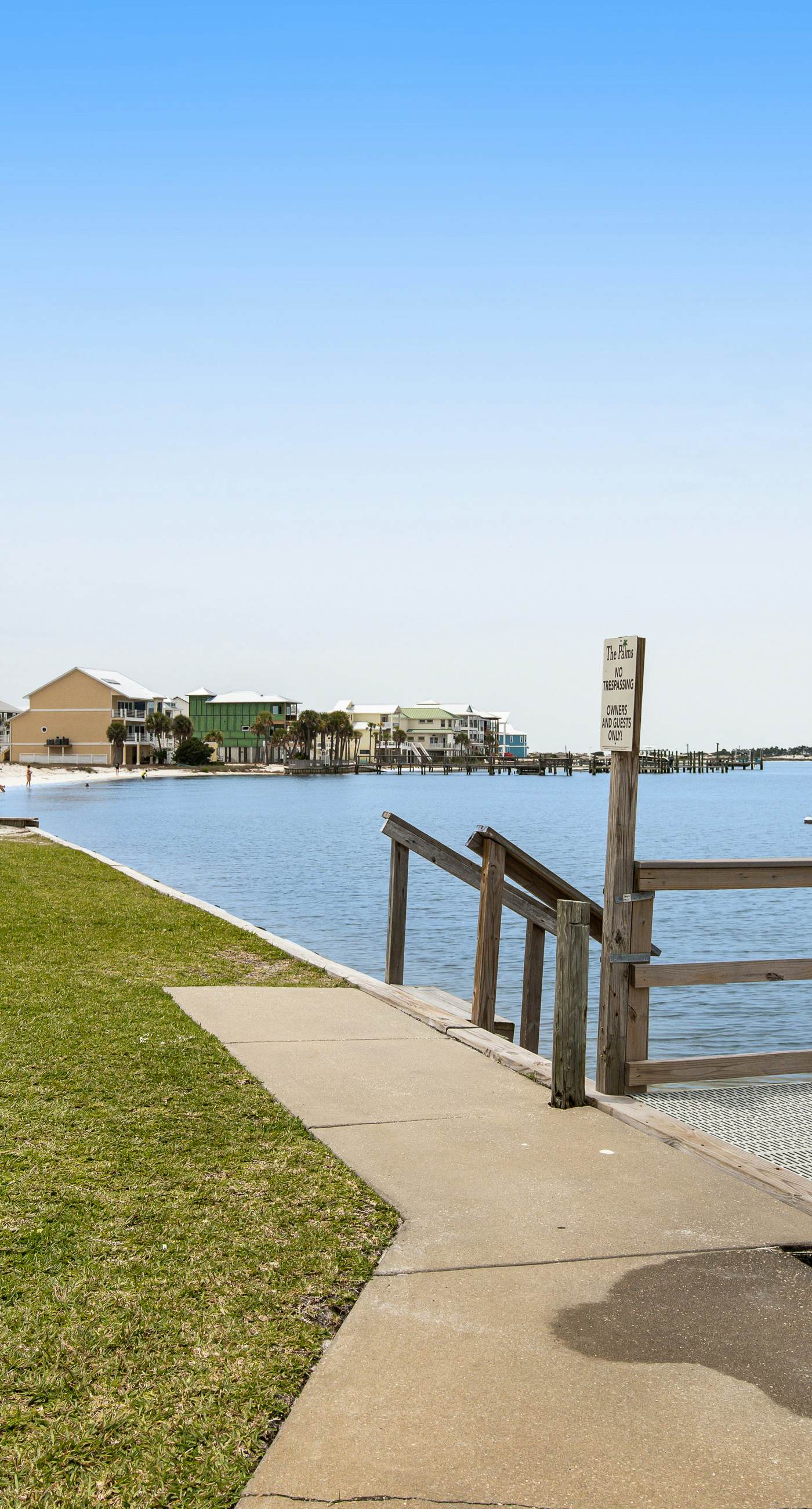 Bright studio in perfect location with water access, pool, grill, & fast WiFi