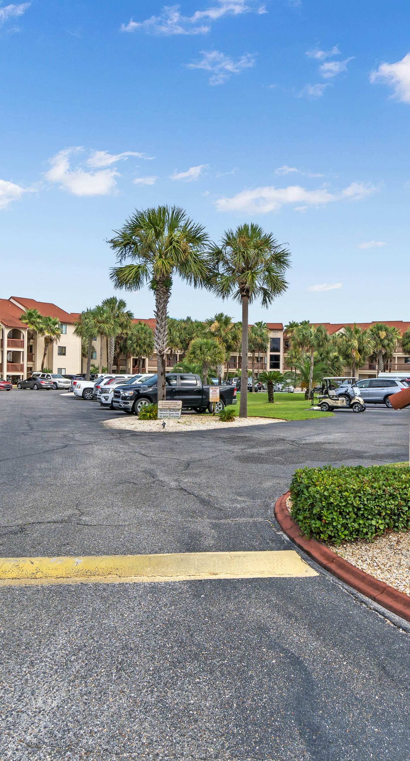 Bright studio in perfect location with water access, pool, grill, & fast WiFi