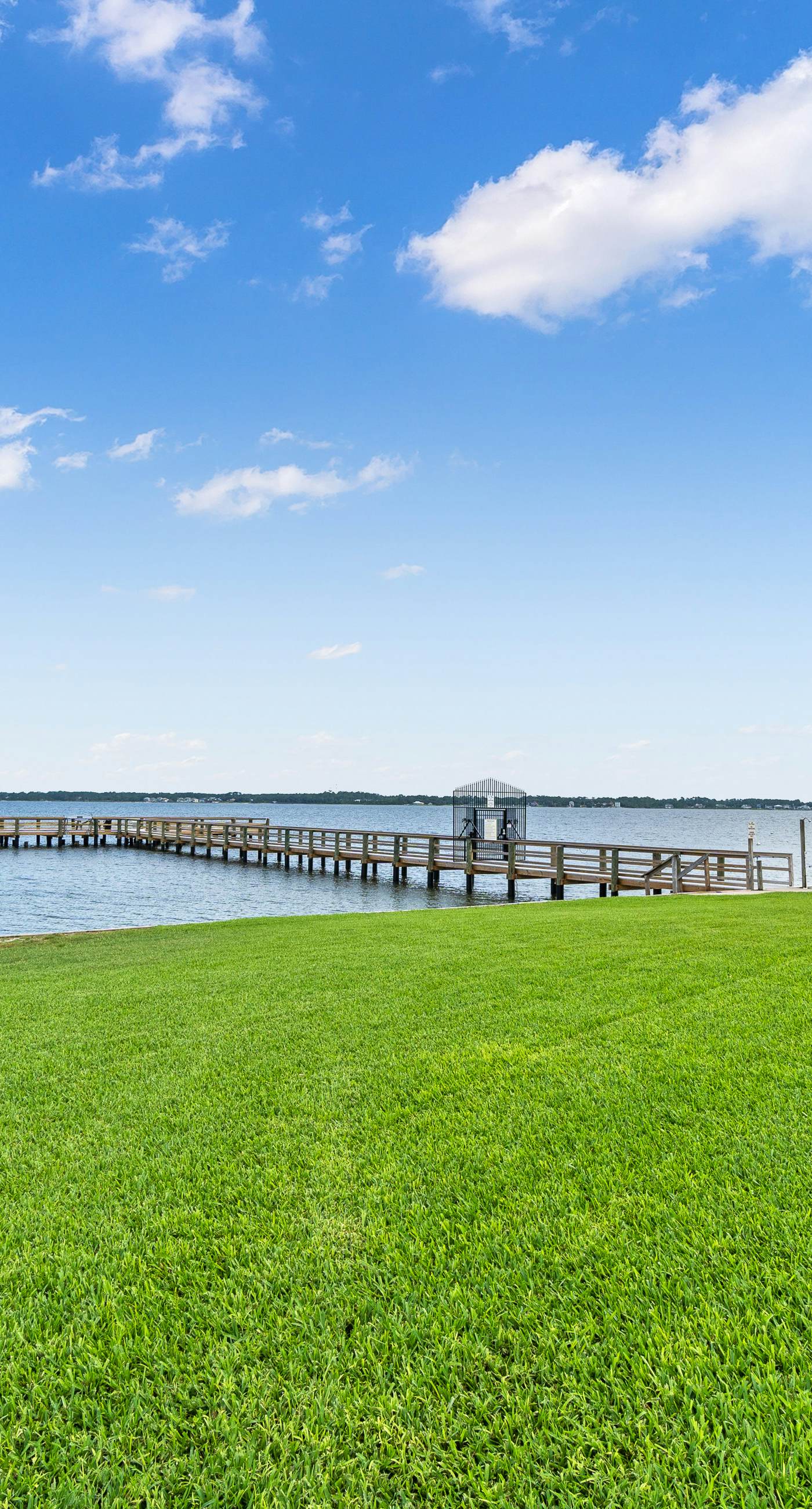 Bright studio in perfect location with water access, pool, grill, & fast WiFi