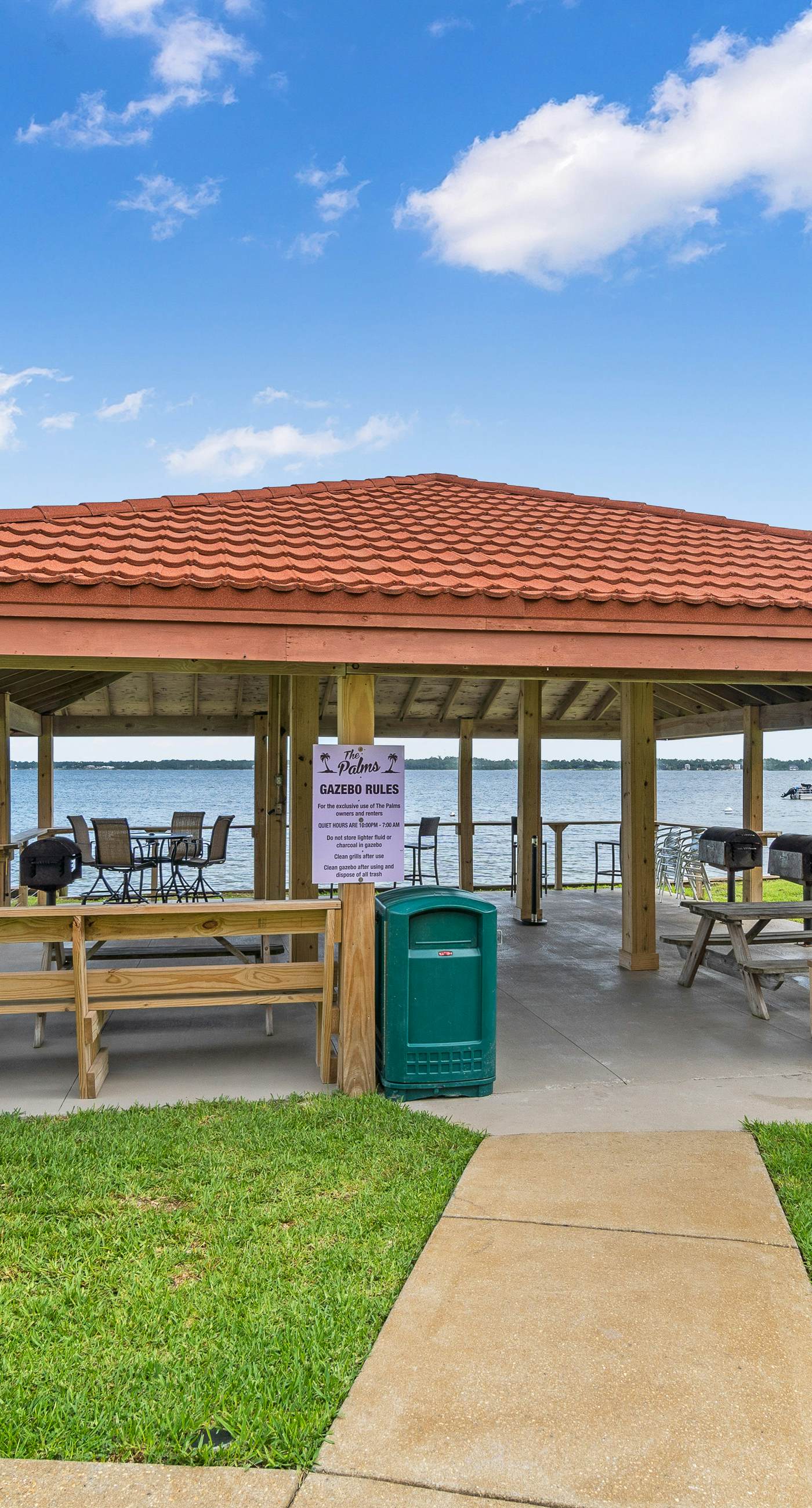 Bright studio in perfect location with water access, pool, grill, & fast WiFi