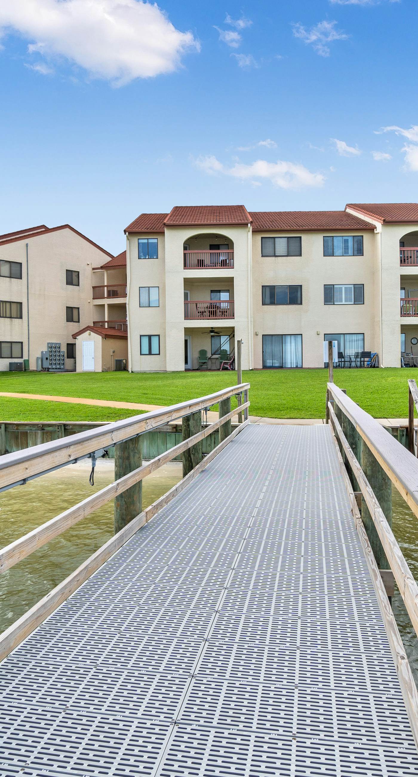 Bright studio in perfect location with water access, pool, grill, & fast WiFi