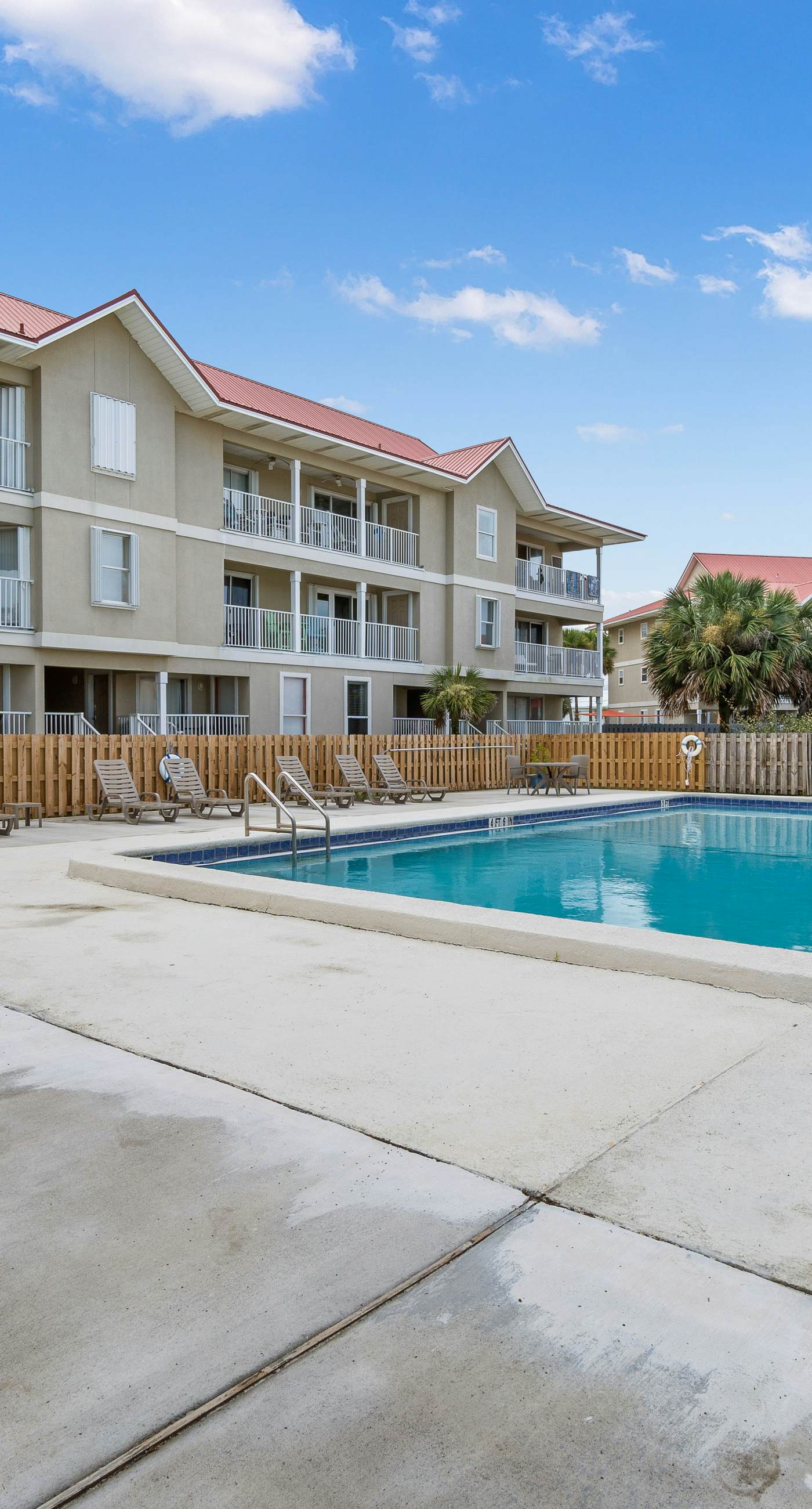 Bright studio in perfect location with water access, pool, grill, & fast WiFi