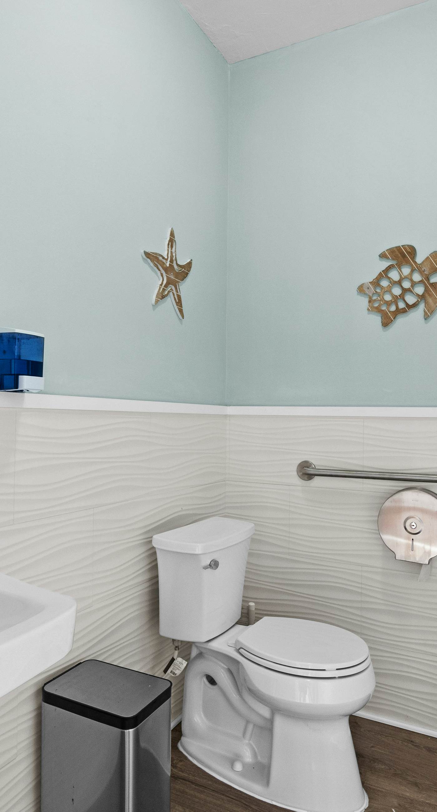 Bright studio in perfect location with water access, pool, grill, & fast WiFi