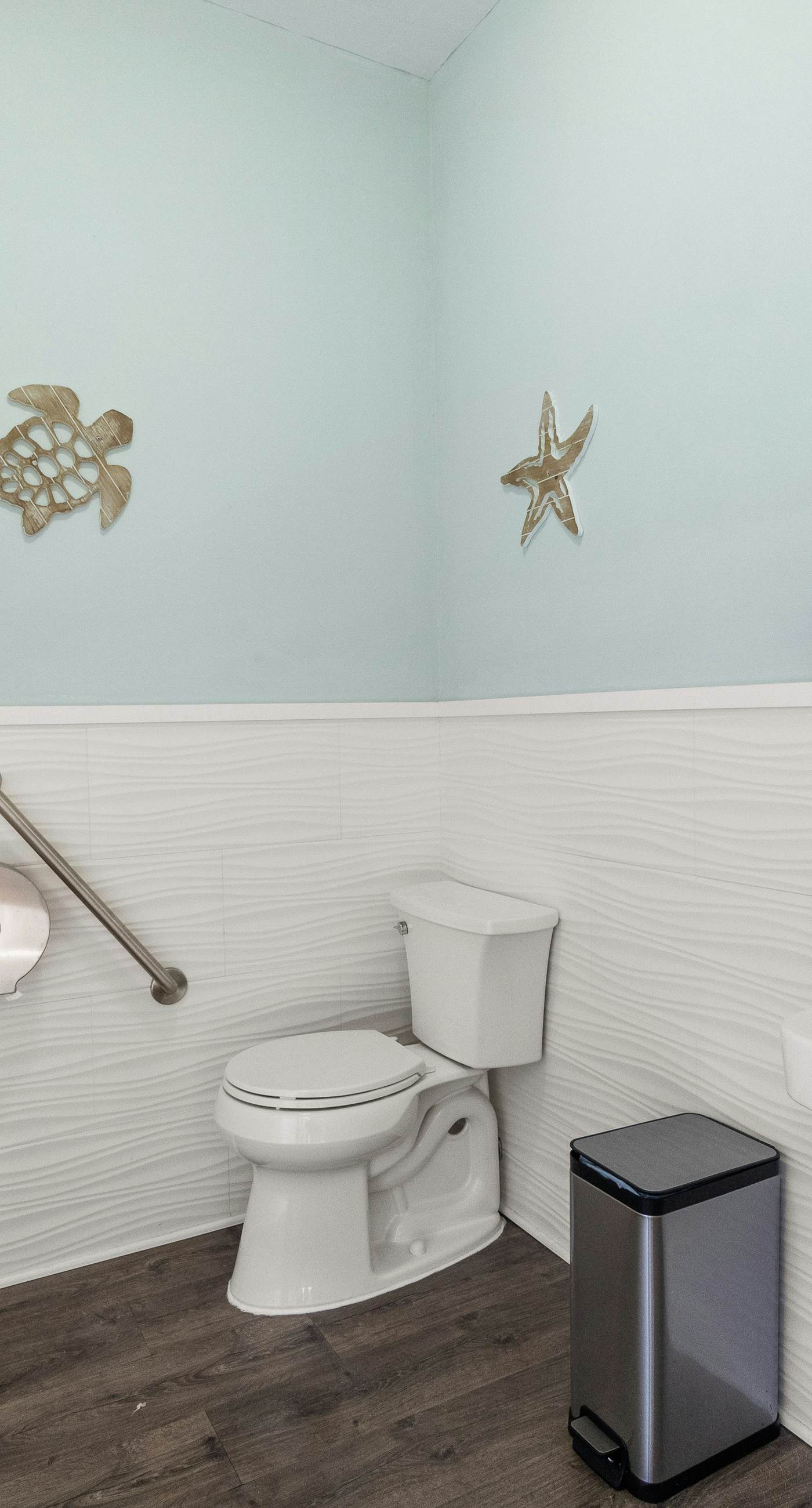 Bright studio in perfect location with water access, pool, grill, & fast WiFi