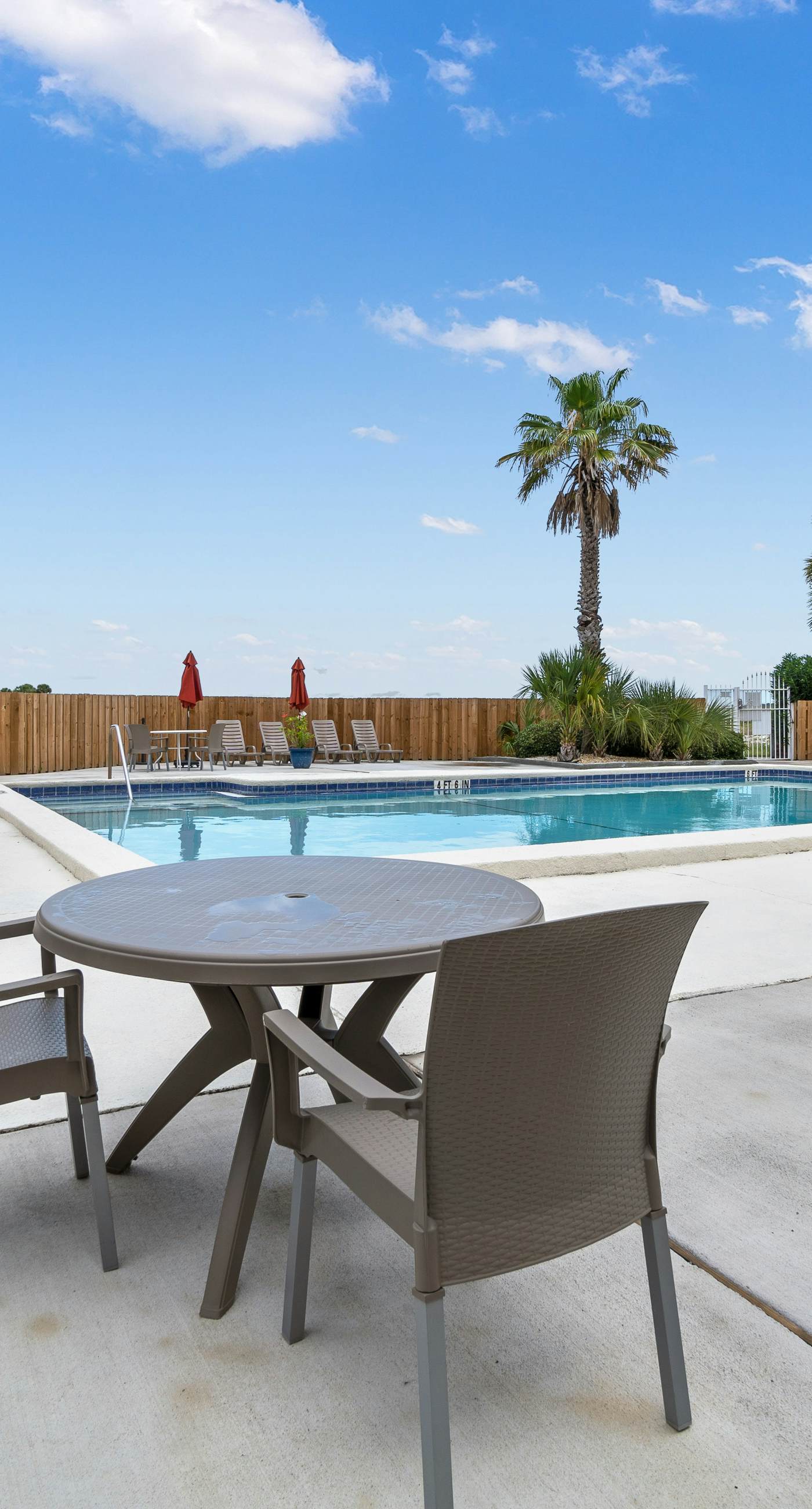 Bright studio in perfect location with water access, pool, grill, & fast WiFi