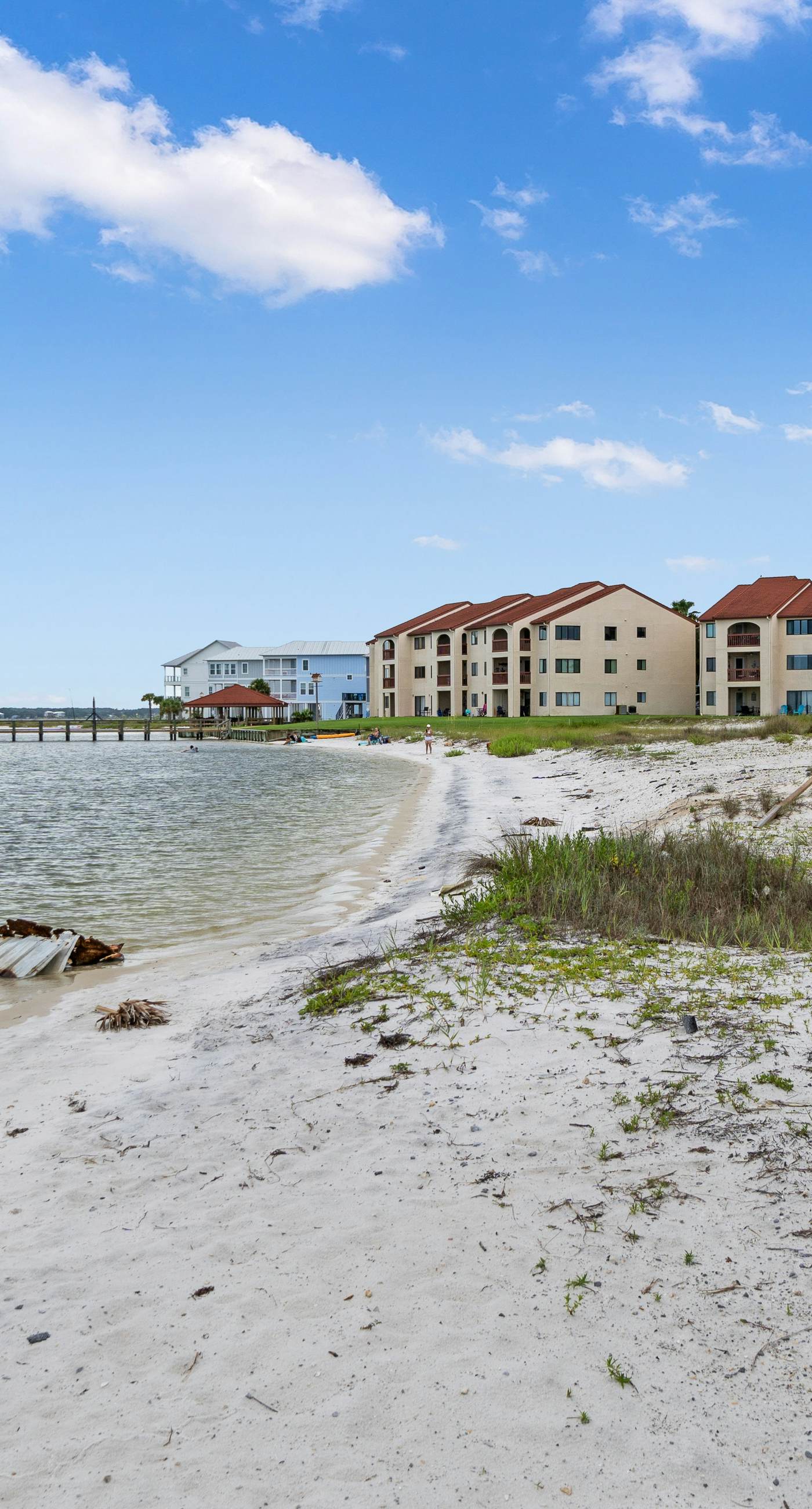 Bright studio in perfect location with water access, pool, grill, & fast WiFi