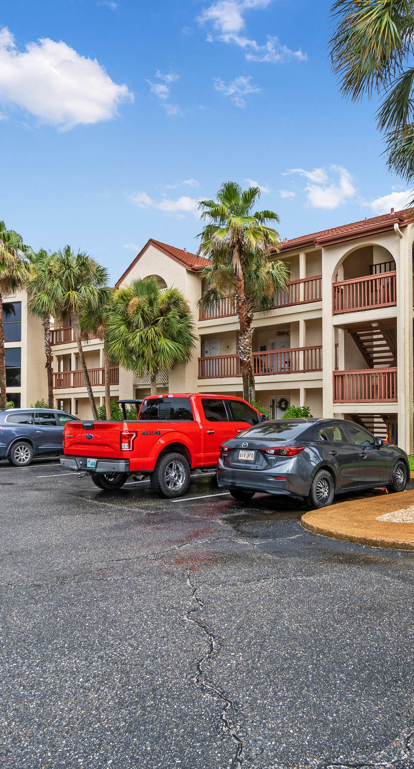 Bright studio in perfect location with water access, pool, grill, & fast WiFi