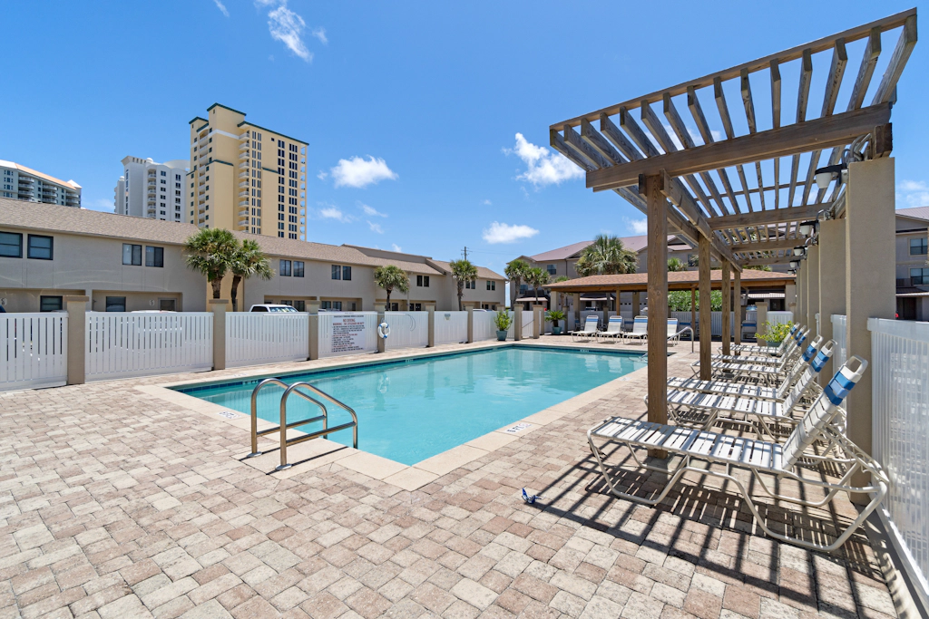Beachfront townhome w/ on-site beach access, heated pool, patio, grill, AC, W/D